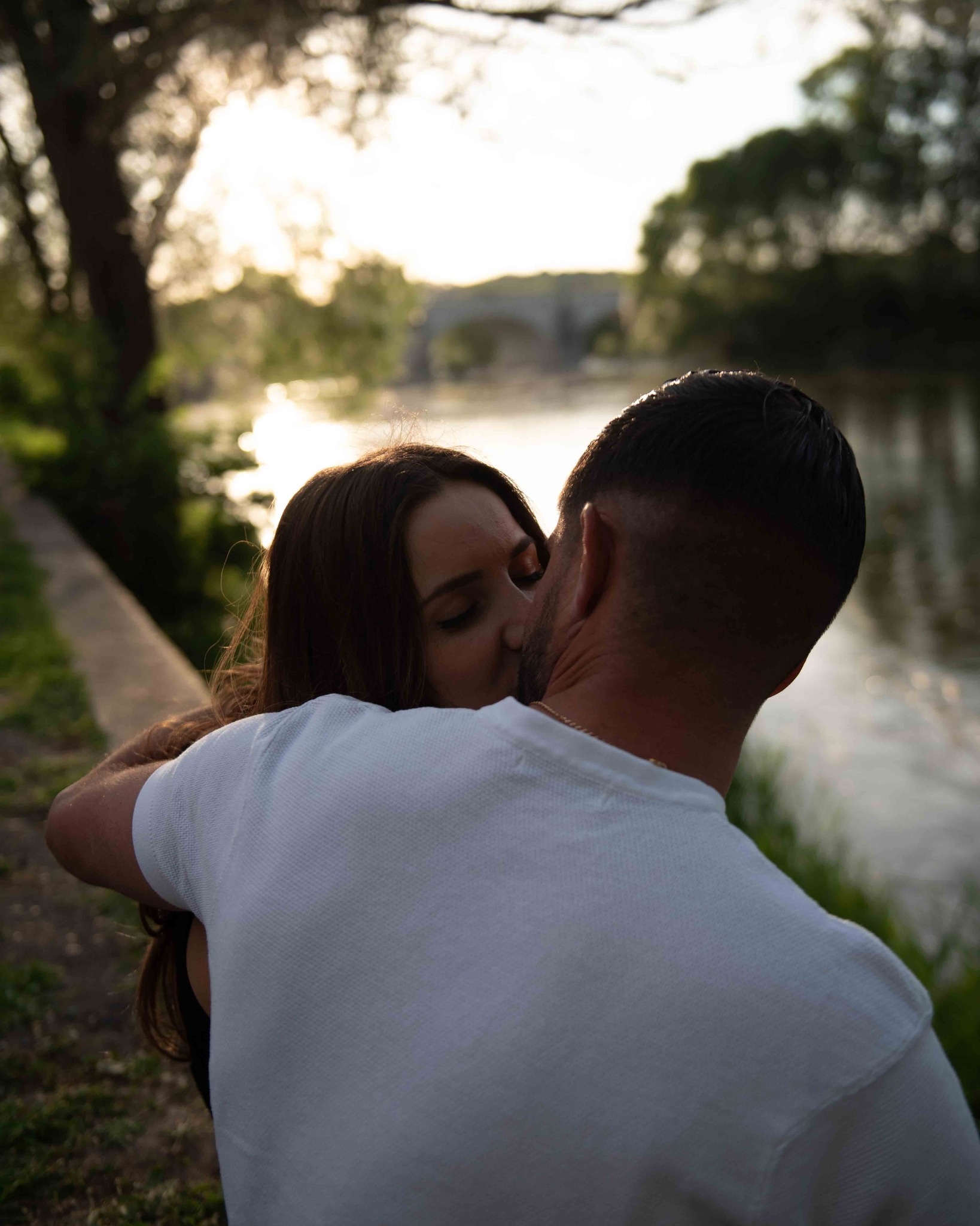 Un baiser, les bras enlacés, avec en fond la douce lumière d'un pont au crépuscule. 

Ces instants de tendresse quotidie