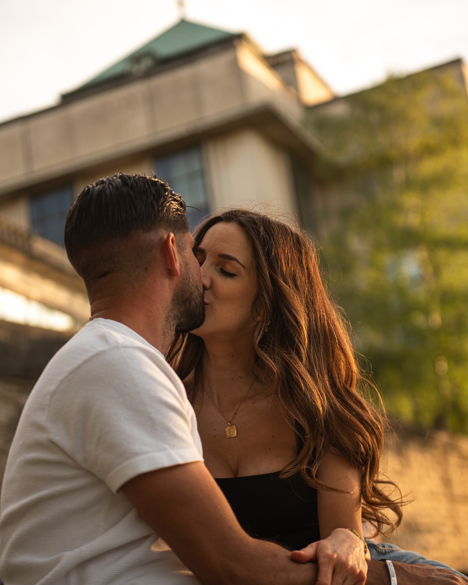 Un baiser en plein soleil couchant, la ville en arrière-plan floue, vos visages au centre de tout. 

La séance couple ur