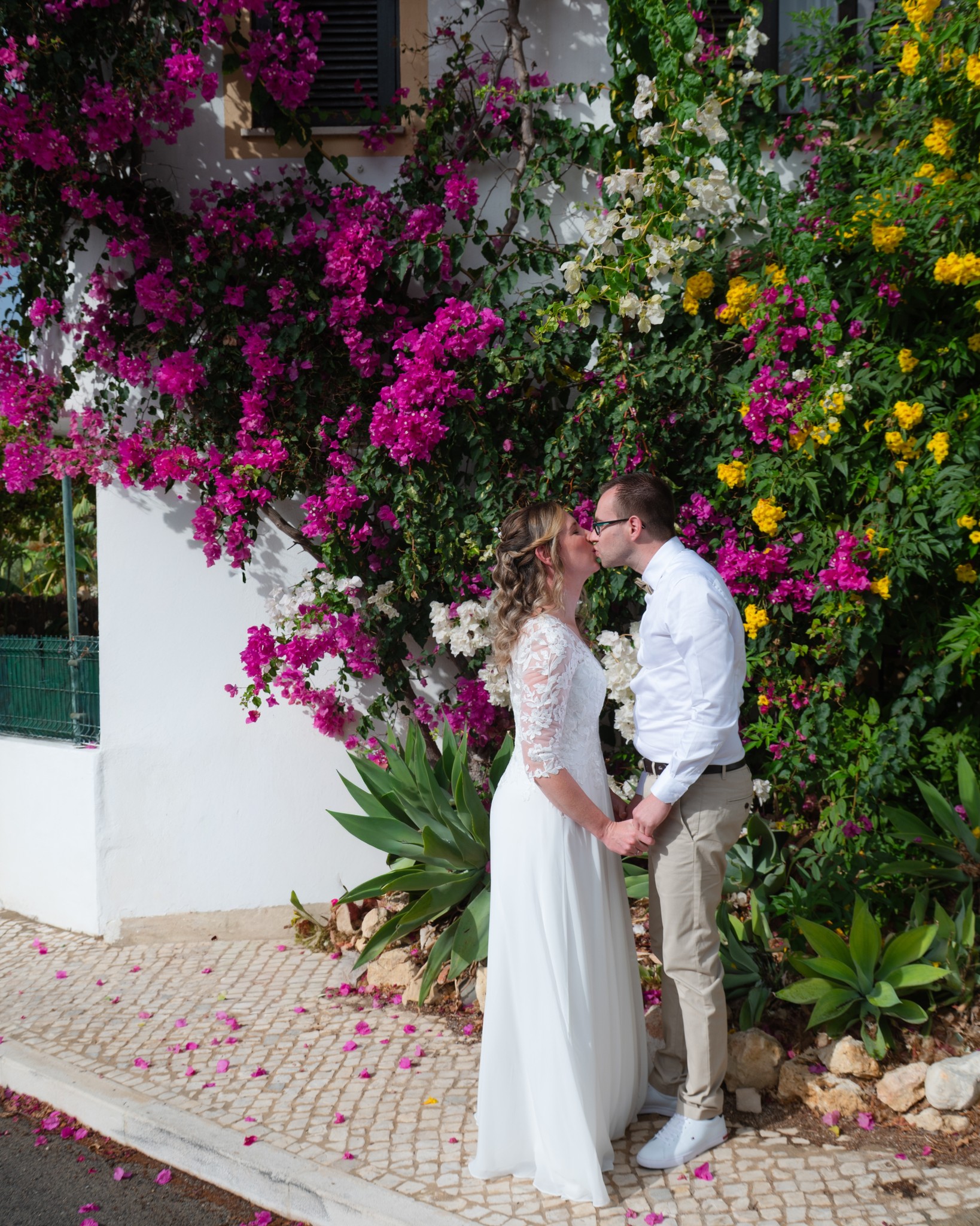 Un baiser devant un mur fleuri explose de couleurs, bougainvilliers roses, blancs, jaunes, comme un tableau vivant. 

Le