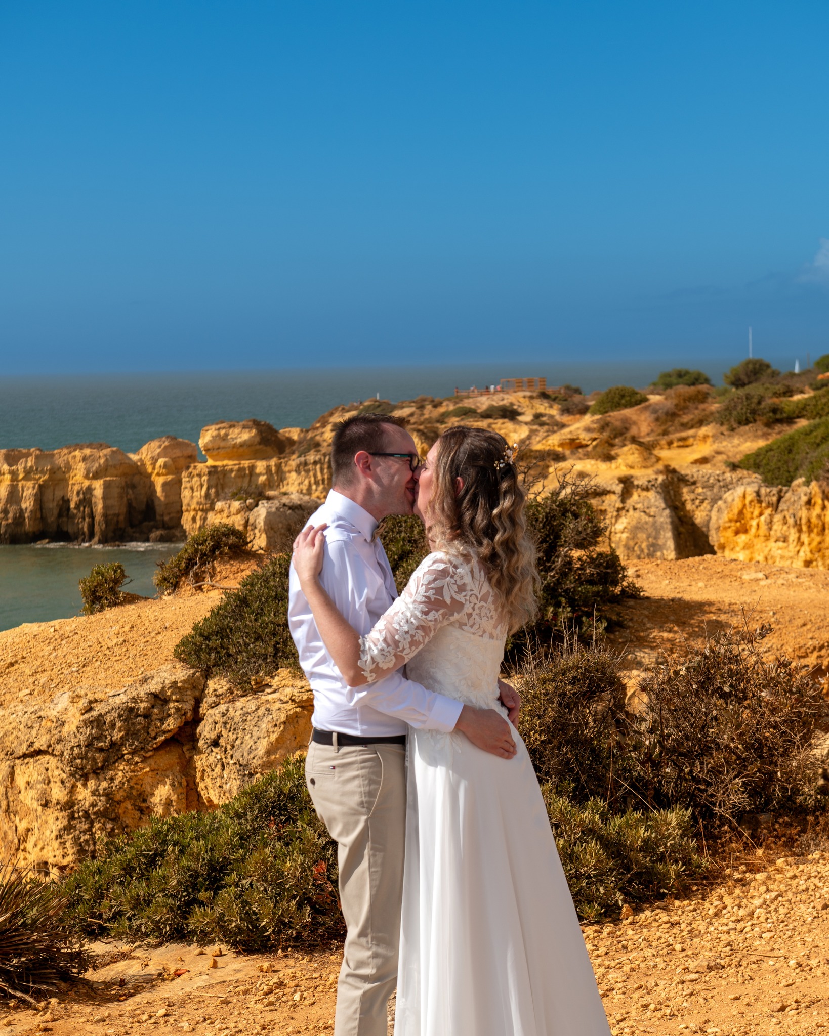 Les falaises dorées, l'océan bleu profond, la robe qui virevolte, un mariage face à la nature dans toute sa splendeur. 
