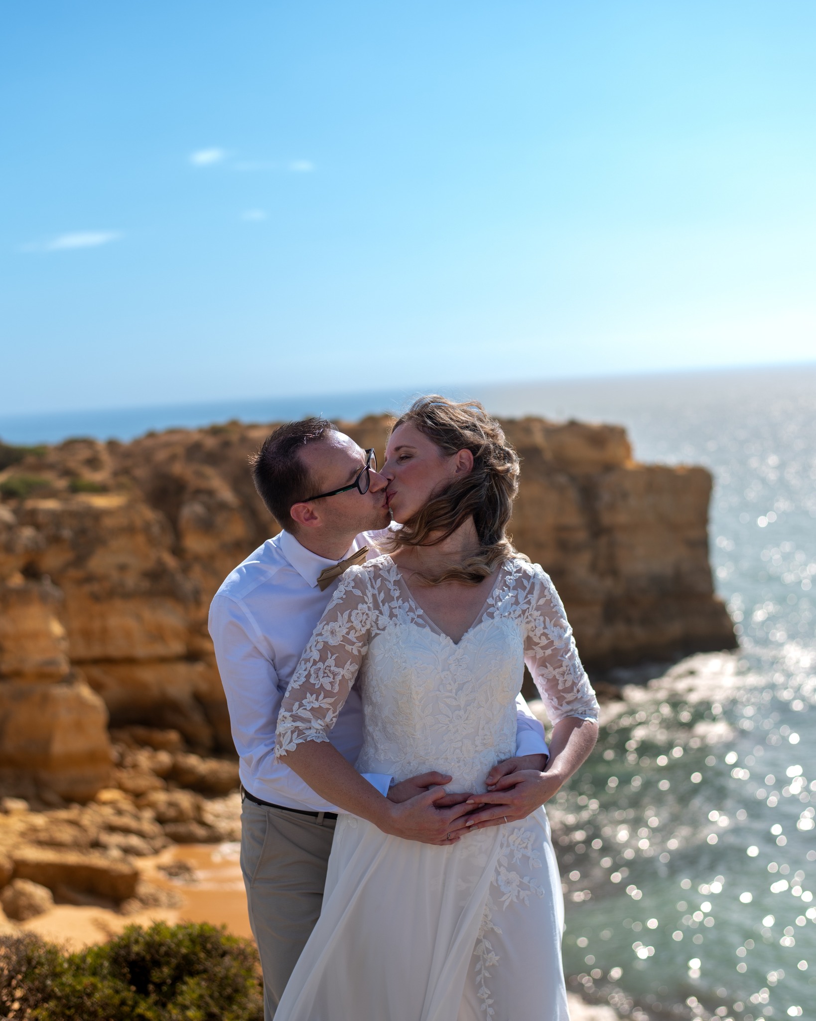 Elle ferme les yeux, il l'embrasse tendrement, et derrière eux la mer scintille sous le soleil. 

Ces images de mariage 