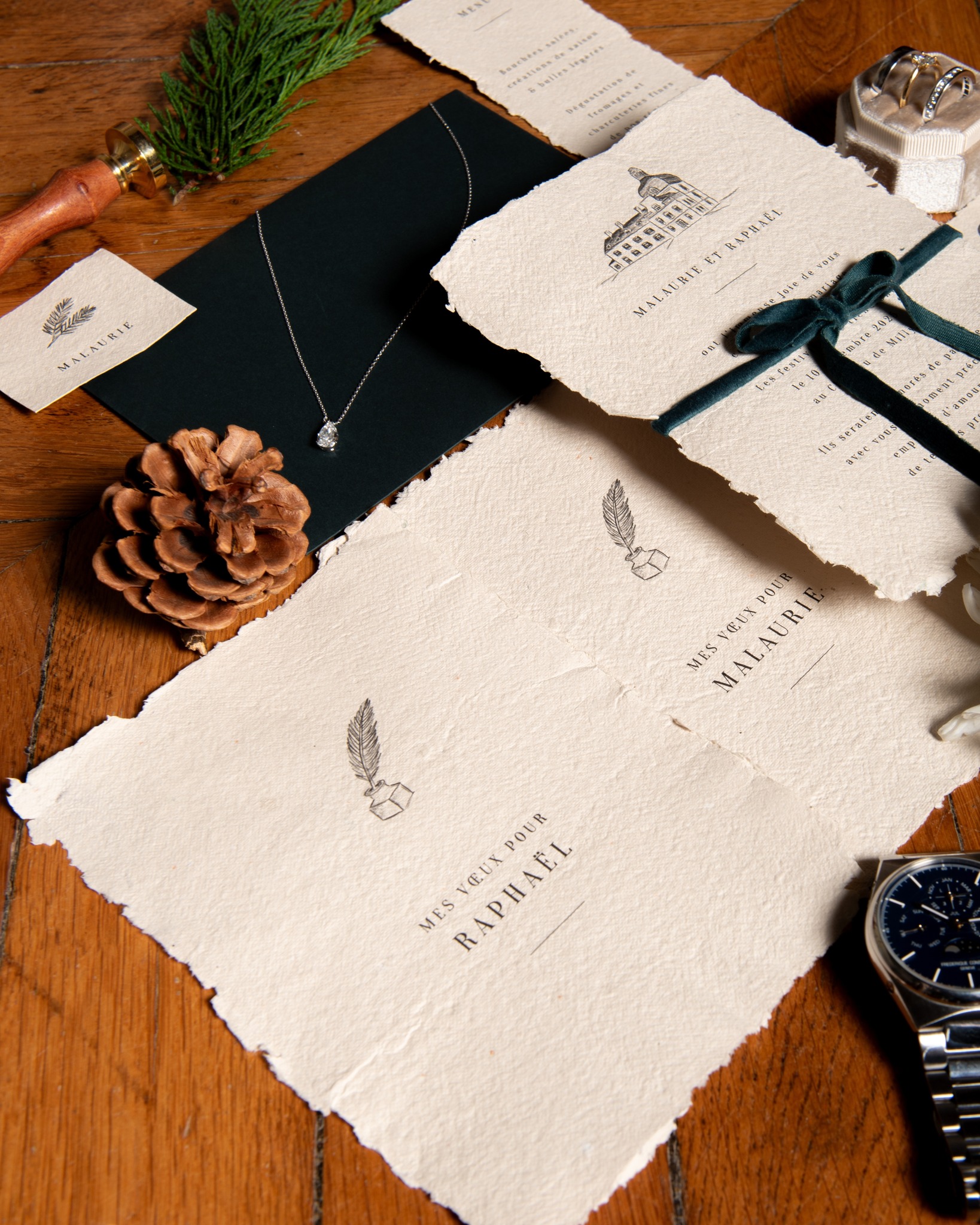 Papier chiffon, cire à cacheter, faire-part manuscrits. 

La papeterie de mariage est un art en soi. Ces détails soigneu