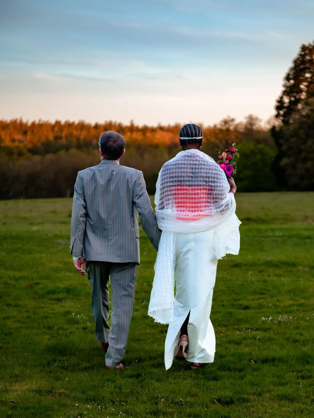 Main dans la main, ils avancent vers l'horizon.
Le jour du mariage n'est pas seulement une célébration. 

C'est aussi le