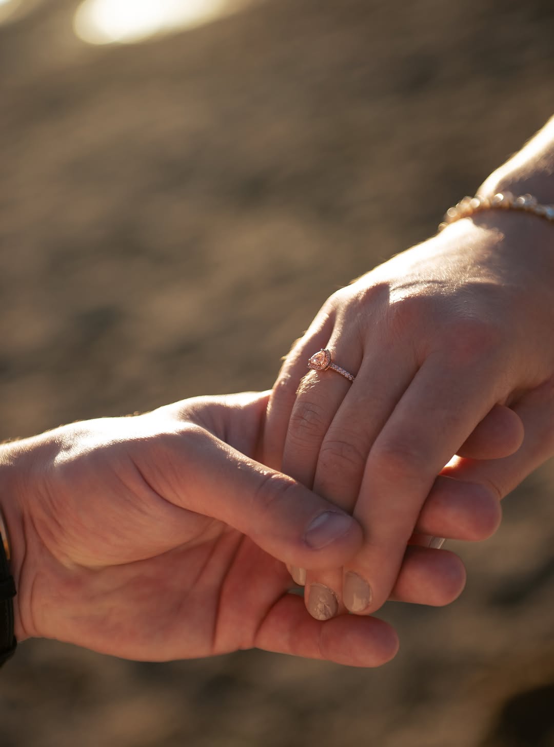 Parfois, l'amour ne se raconte pas.

Il se devine dans une main qui cherche l'autre.
 Dans une présence discrète mais es