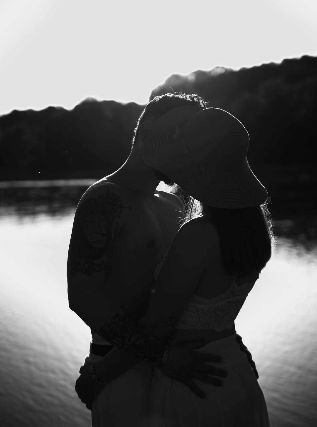Entre l'ombre et la lumière, il existe un endroit où les souvenirs deviennent intemporels.

Un lieu où les regards, les 