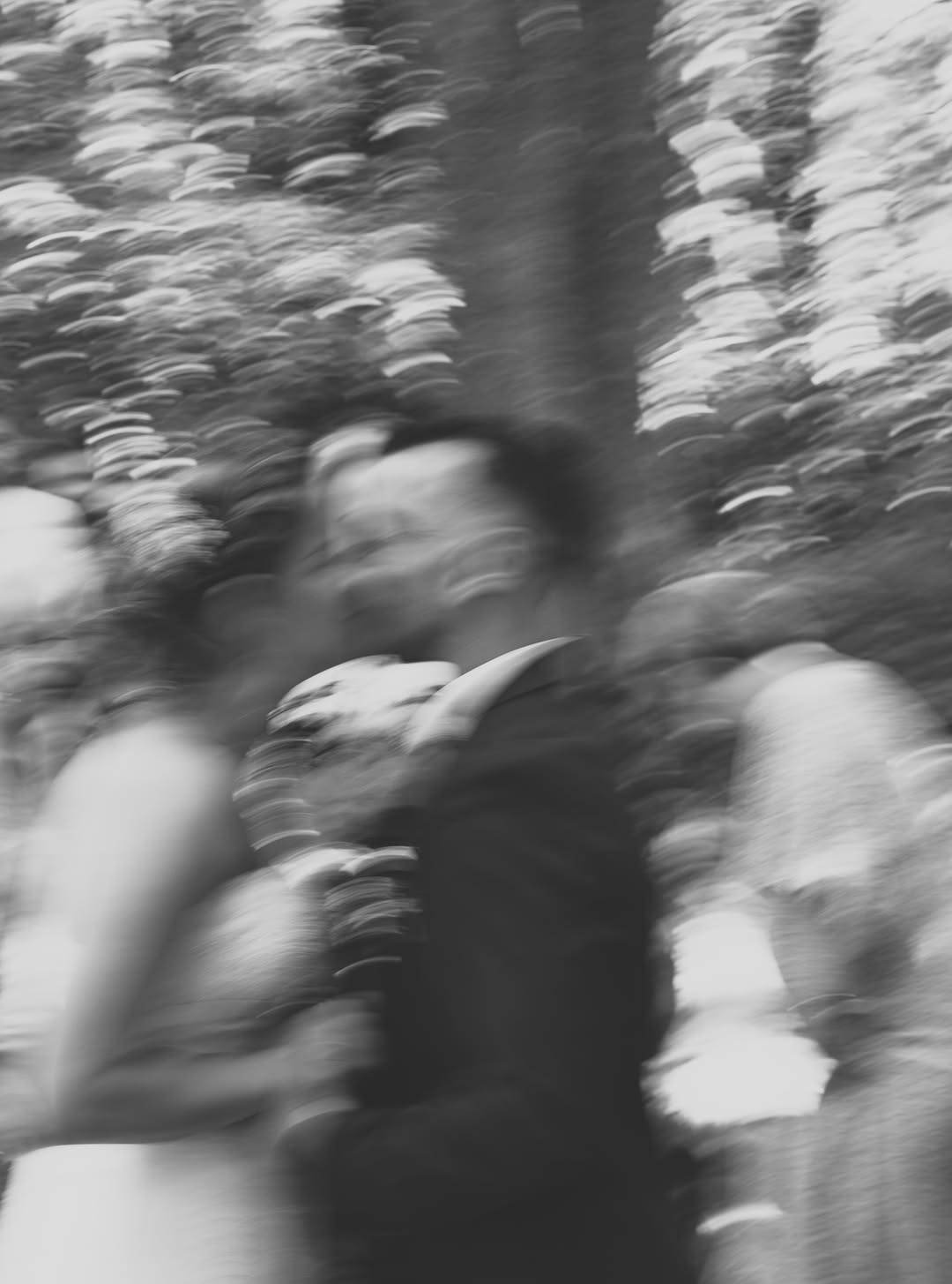 Les visages sont flous.

L'émotion ne l'est pas.

Parce qu'au fond, un mariage n'est pas une succession d'images parfait