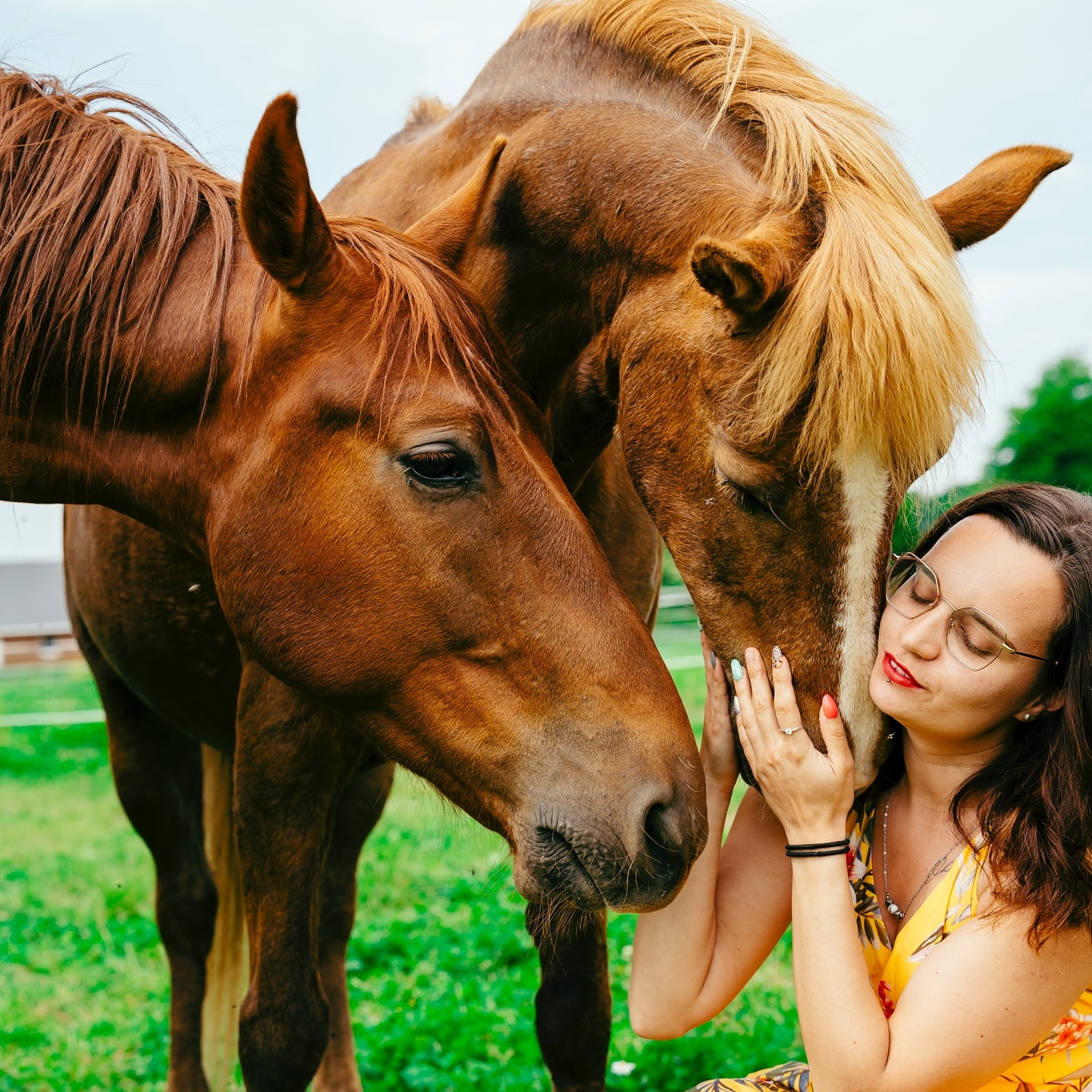 Shooting avec Alice et ses deux chevaux, il y a une tel symbiose et d’amour que c’est magnifique ! 🤩 
Si vous êtes à la