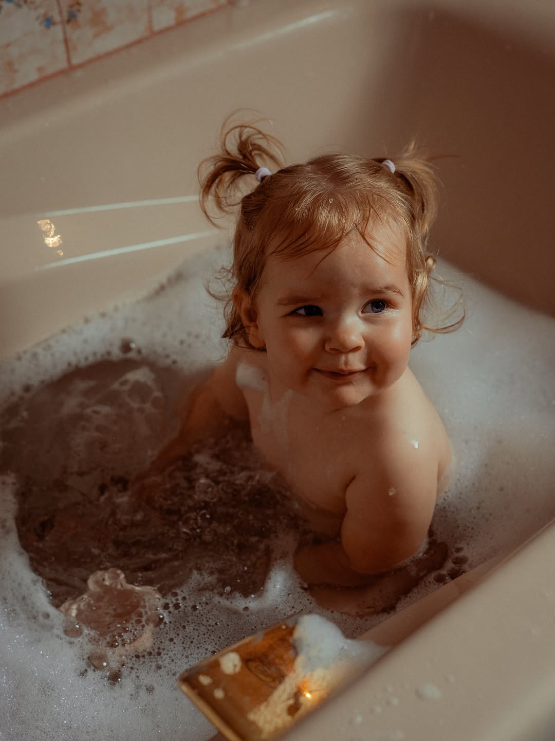 Quand on regarde les photos de famille…qui est bien souvent derrière l’appareil ? 📸 — c’est maman !
Alors une séance c