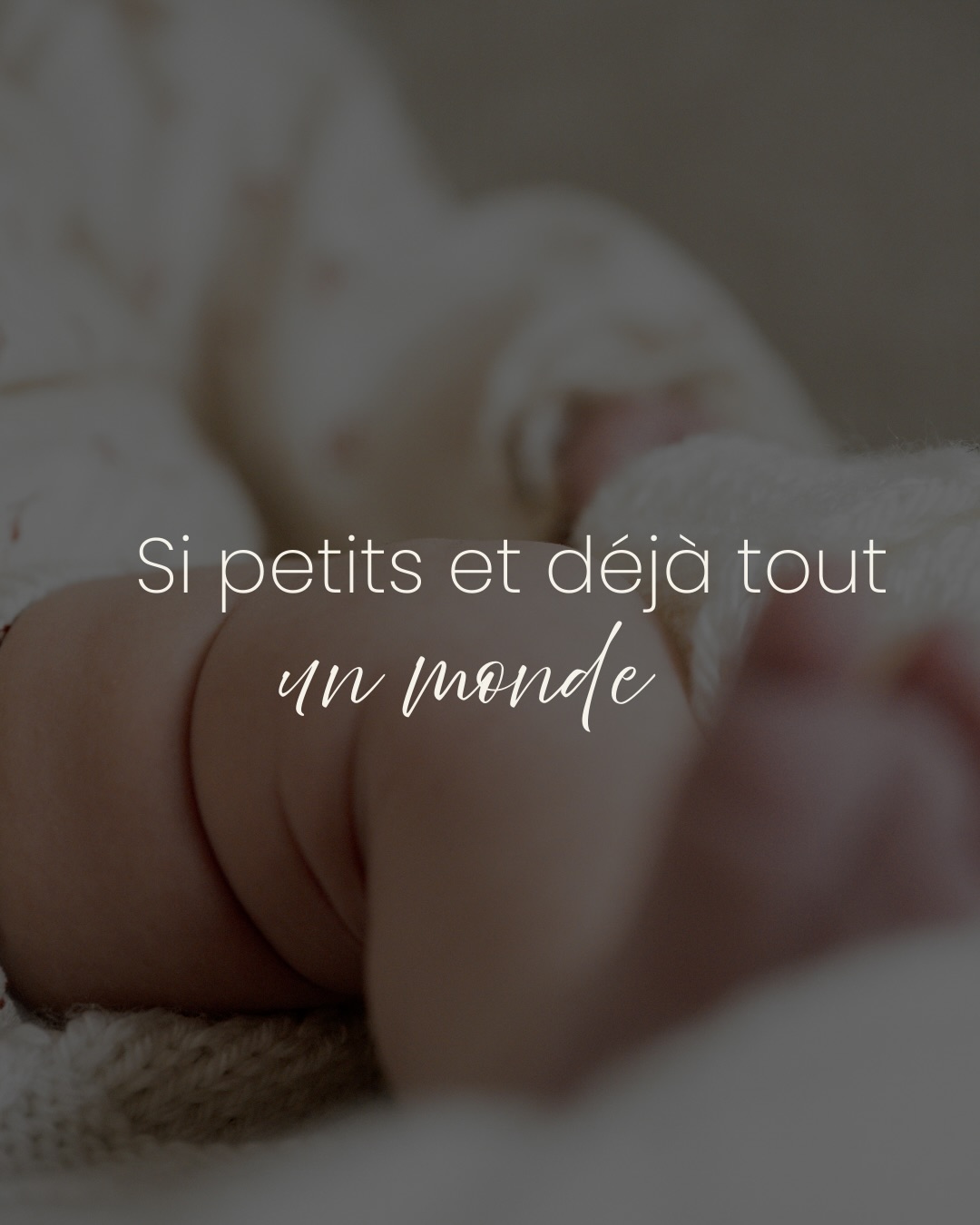 Un pli de peau, une douceur infinie, et déjà tant d’amour…
Des petits pieds, une main minuscule,
et un amour qui, lui, e
