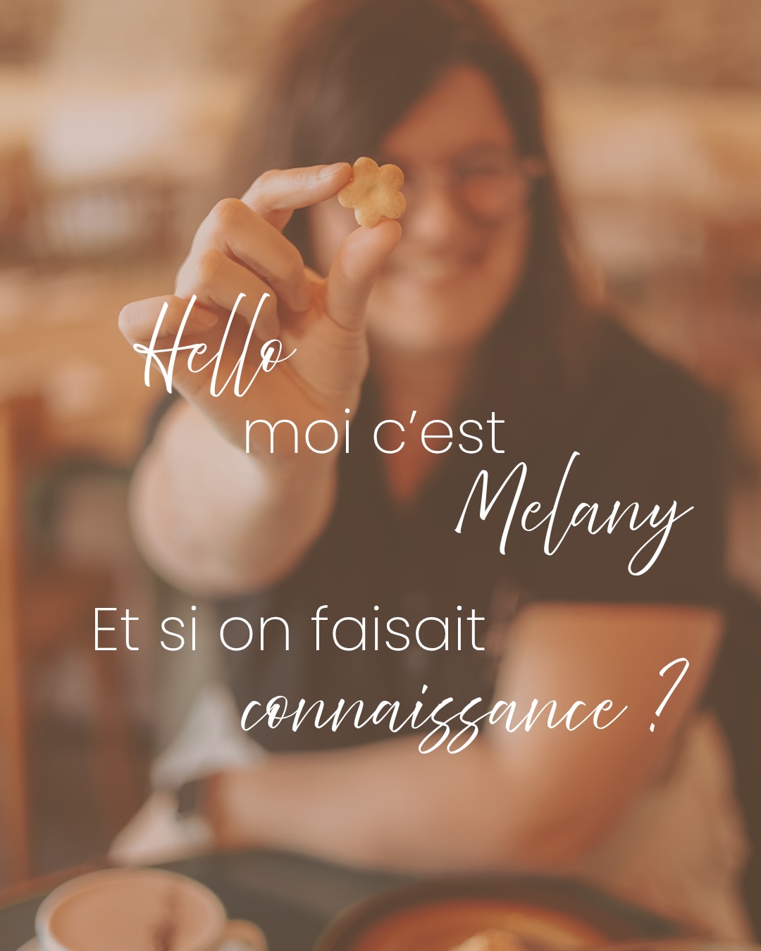 Qui suis-je ? ✨
Je suis de celles qui ressentent tout, intensément.
Une lumière dorée en fin de journée, un éclat de ri