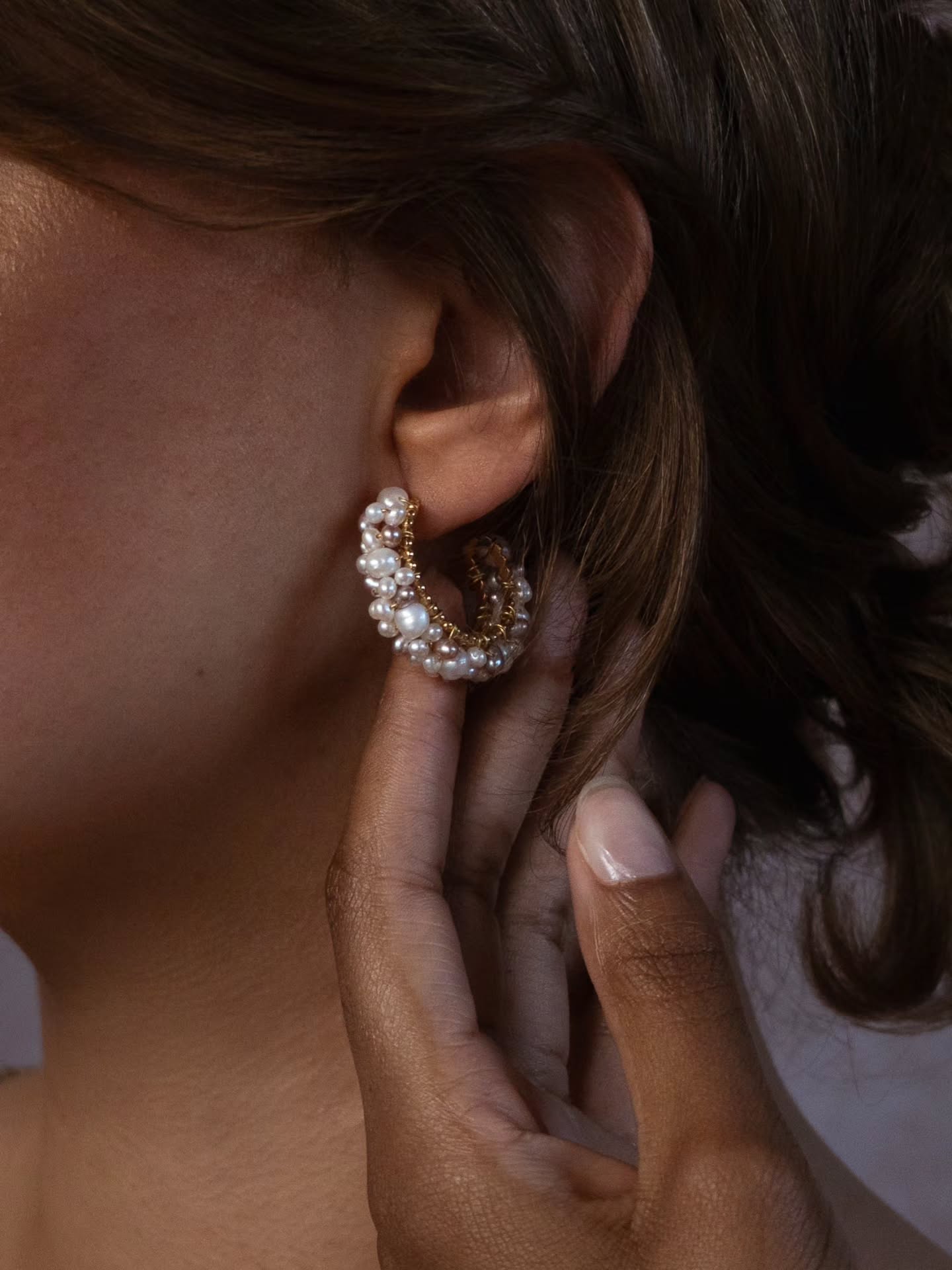 Les détails comptent ✨
Comme pour cette collection de bijoux en perles réalisés par @sanjhe.bijoux , où chaque reflet m