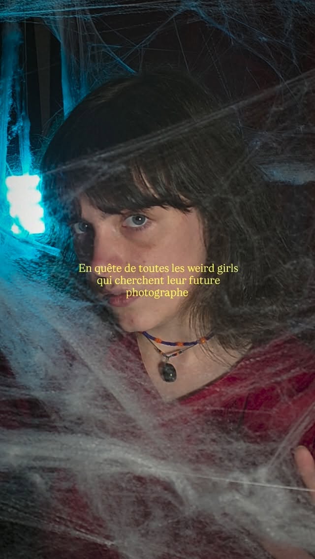 Photographe trop sensible cherche weird girls avec qui créer 🦋
Modèle : @lyiaintherain ✨