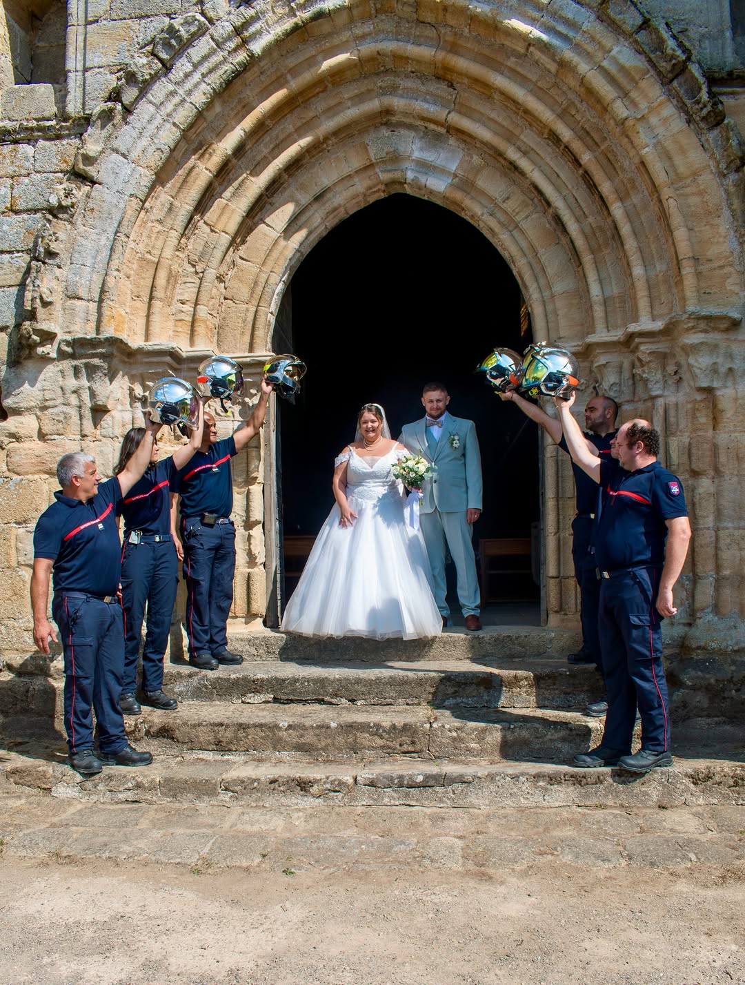 Une sortie d’église pas comme les autres ~ 🤍💒

Lorsque les portes de l’église se sont ouvertes, Guillaume & Maëva ne s