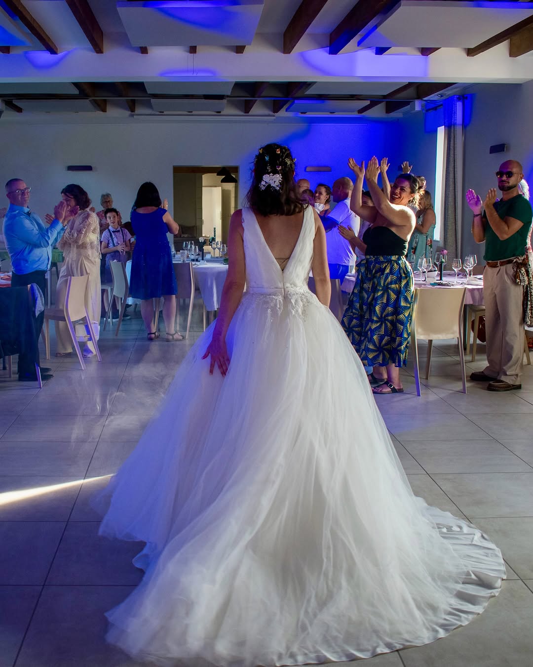 Quand le temps ralentit ~ 

Il y a un moment, pendant l’ouverture de bal, où tout semble s’effacer.

Les invités devienn