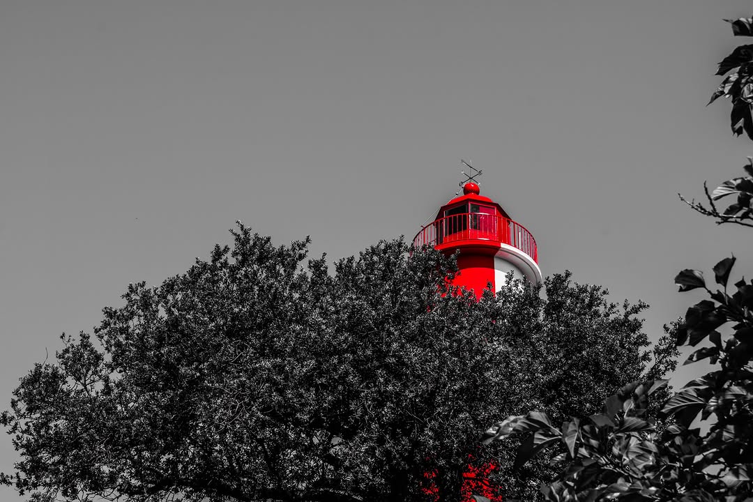 Le rouge dans le silence ~ ❤️

J’ai choisi de laisser le ciel et le paysage disparaître dans le noir et blanc, pour ne g