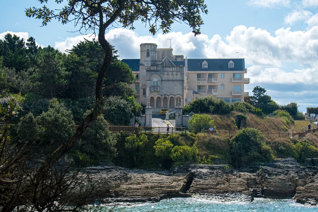 Tout commence par une vision lointaine ~ 

La mer, l’hôtel, l’horizon… une scène presque silencieuse, où chaque élément 