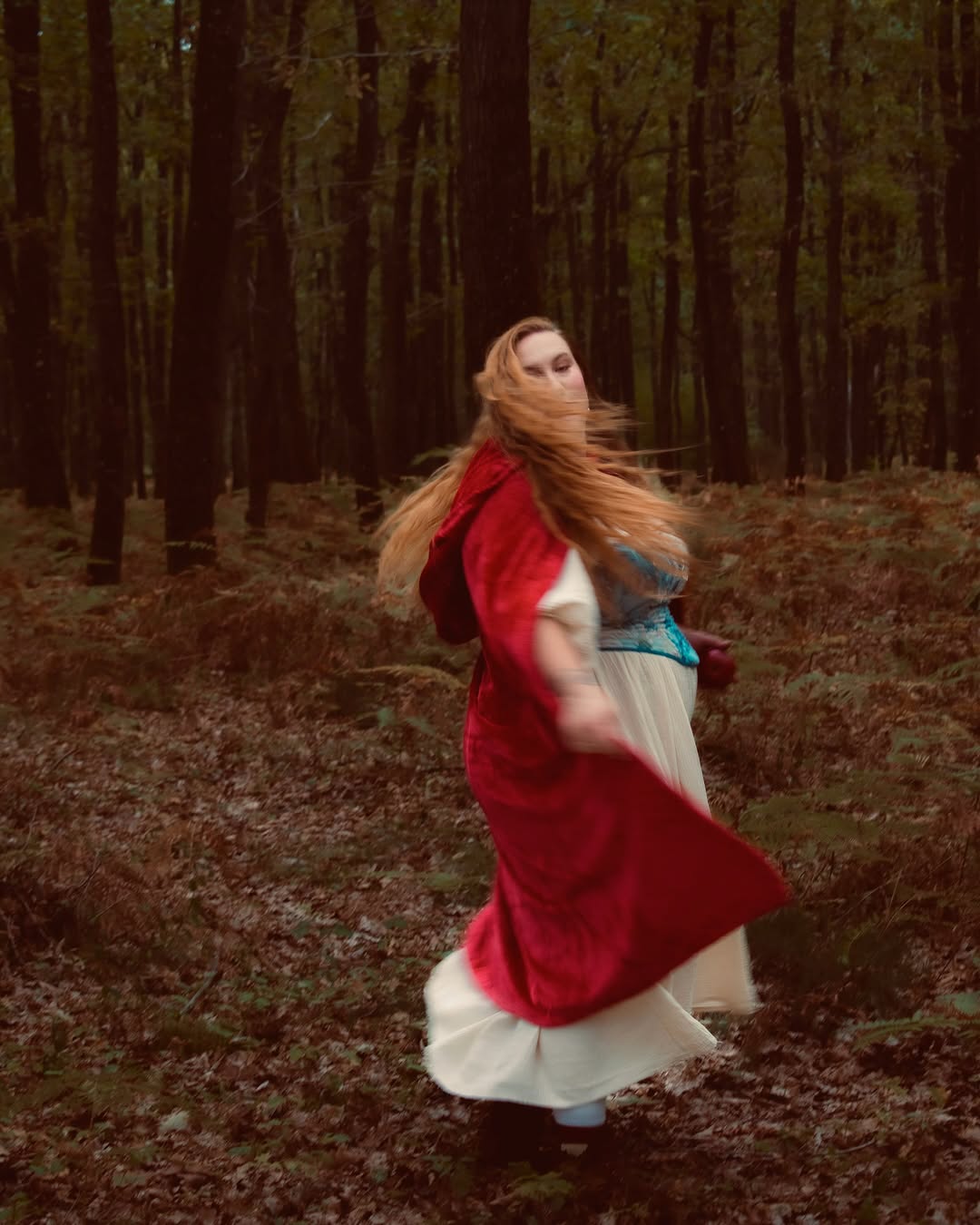 🌲❤️ Le Petit Chaperon Rouge ~ (Chapitre 2) 

Après une première partie où Laura incarnait pleinement le Petit Chaperon 