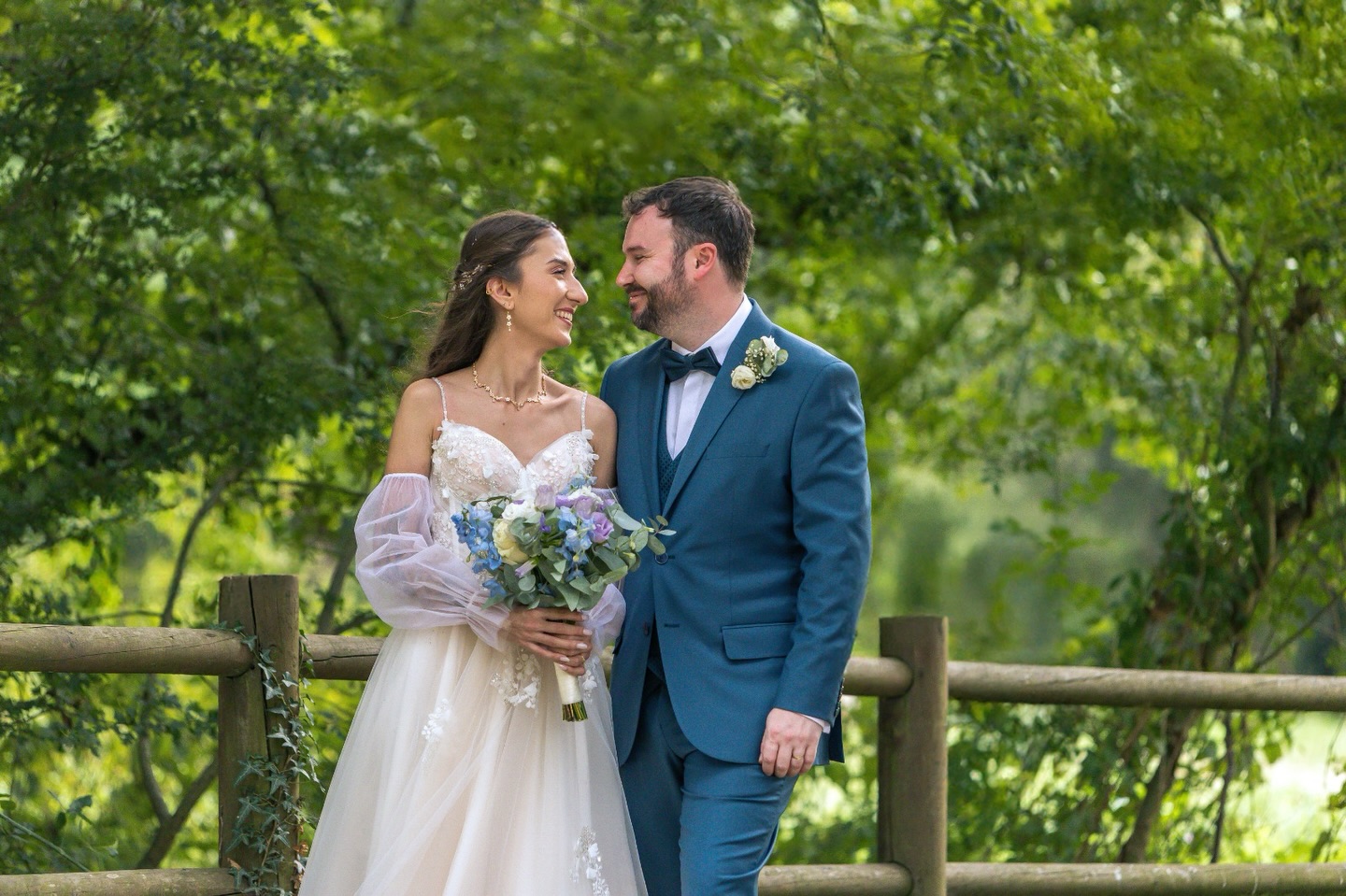 Cette semaine, je vous emmène dans le reportage de mariage de Tina & Anthony, célébré l’été dernier près de Nantes ☀️

U