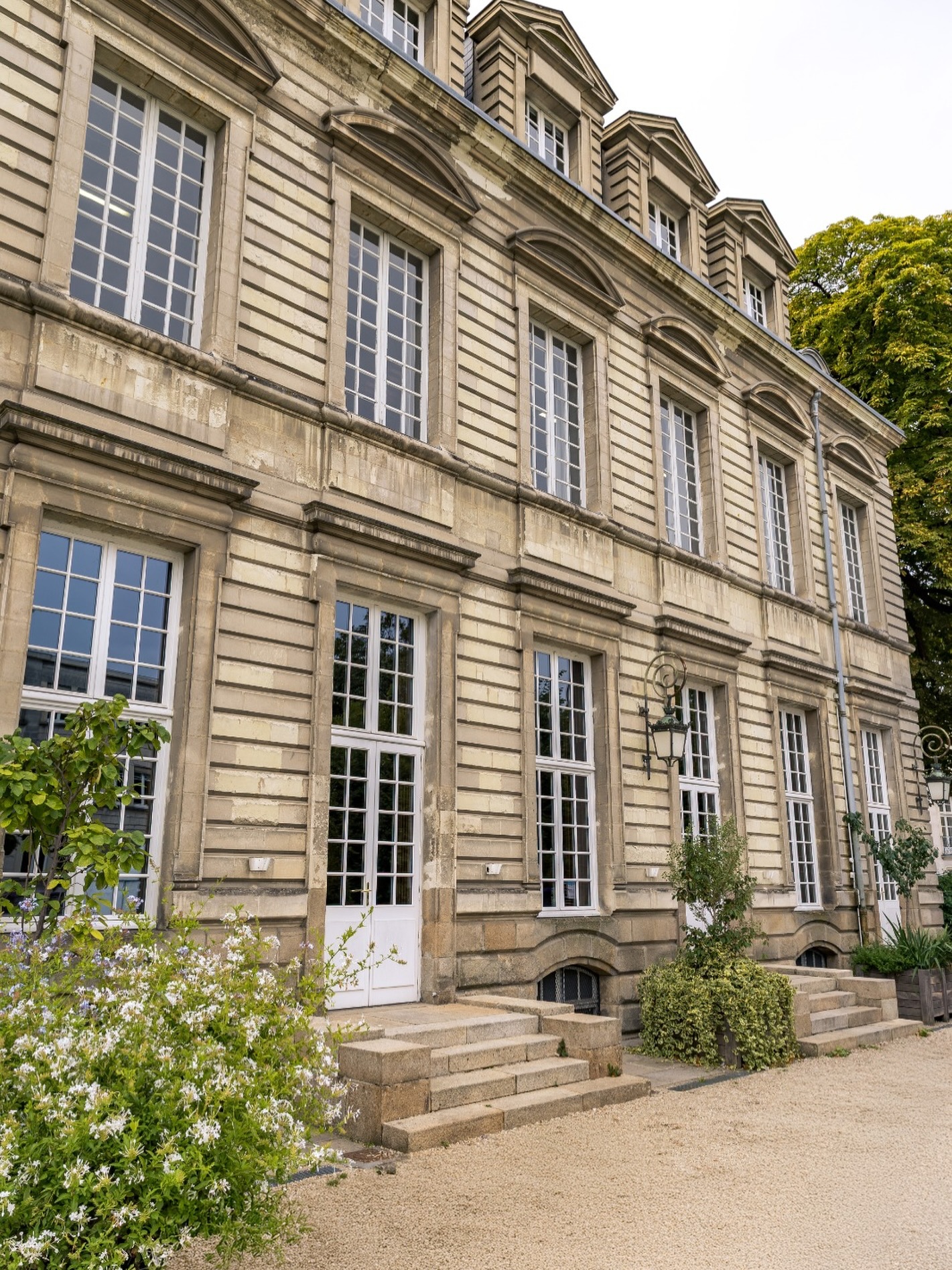 La mairie de Nantes :
Le point de départ officiel,
la première page de leur nouveau chapitre.

Les lieux font partie de 