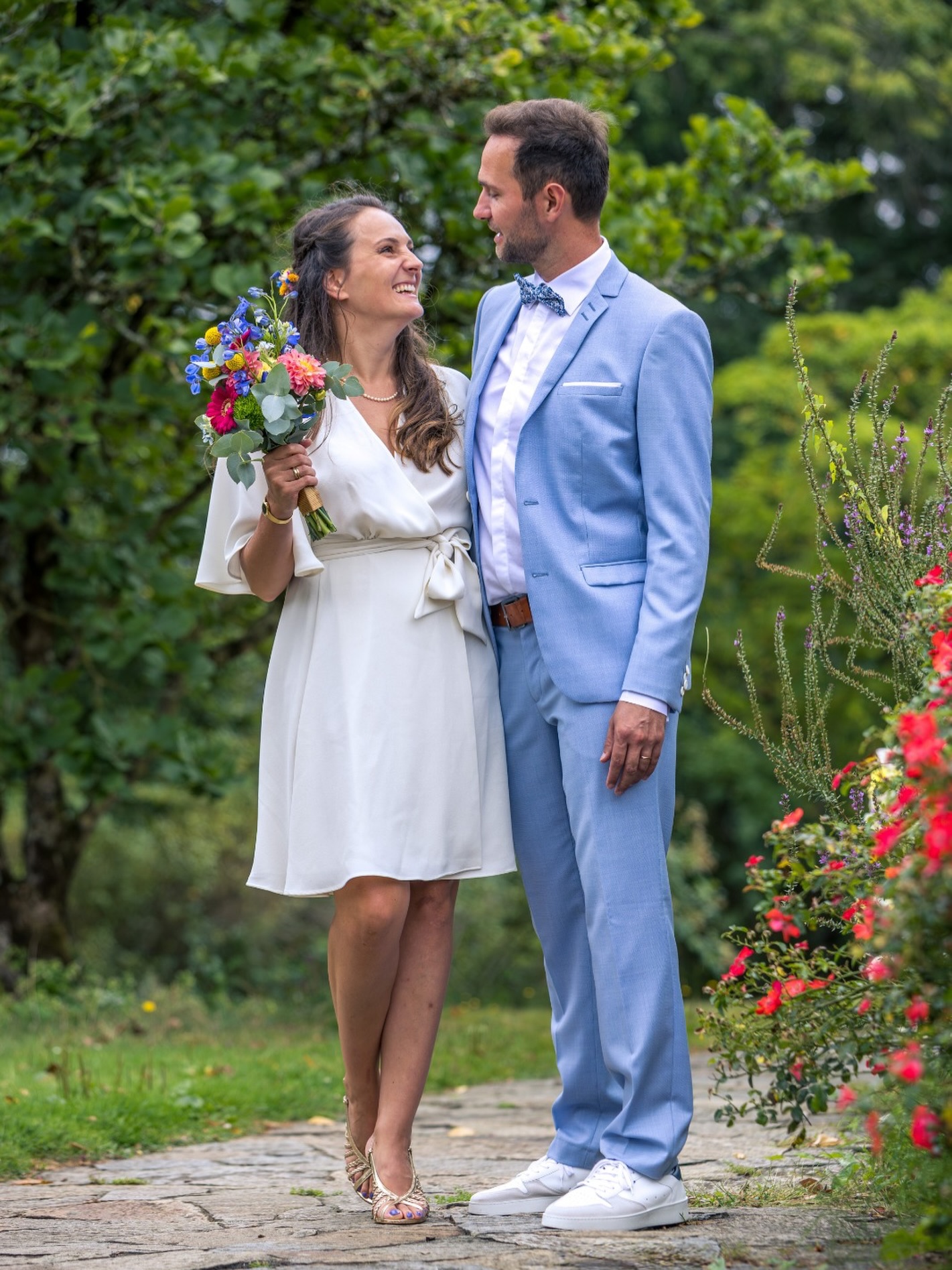 Un regard
Un sourire discret
Des fleurs, une lumière douce… et beaucoup d’amour !

Mes chers mariés, dans toute leur ten