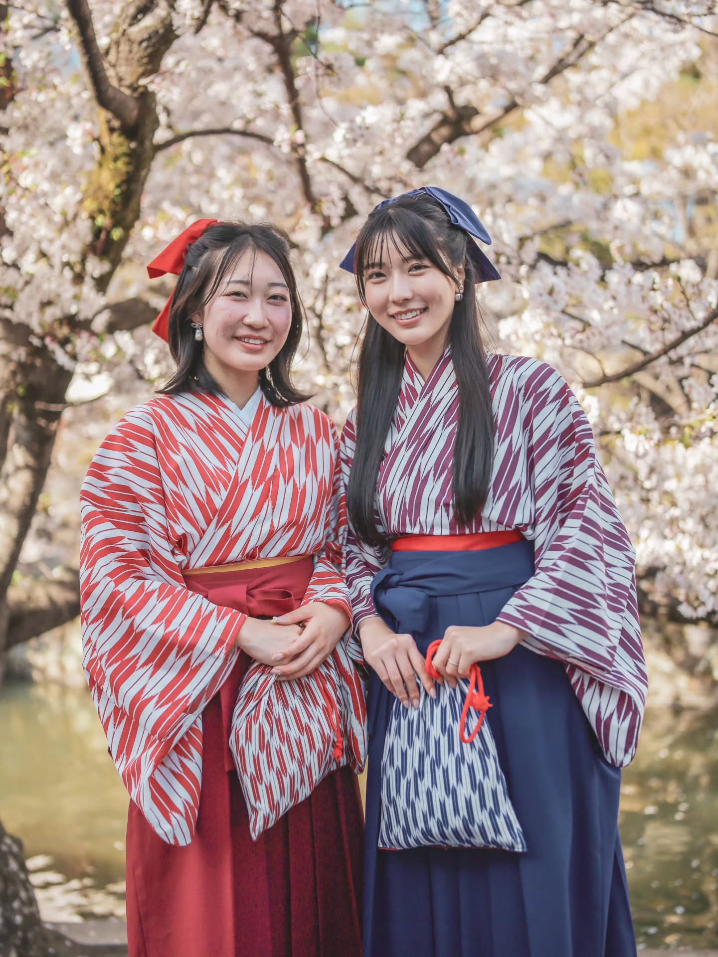 Dans les ruelles de Kurashiki, au bord du canal, avec ses sakuras et ses visiteuses magnifiquement vêtues 🌸🚣🏻♀️👘
J