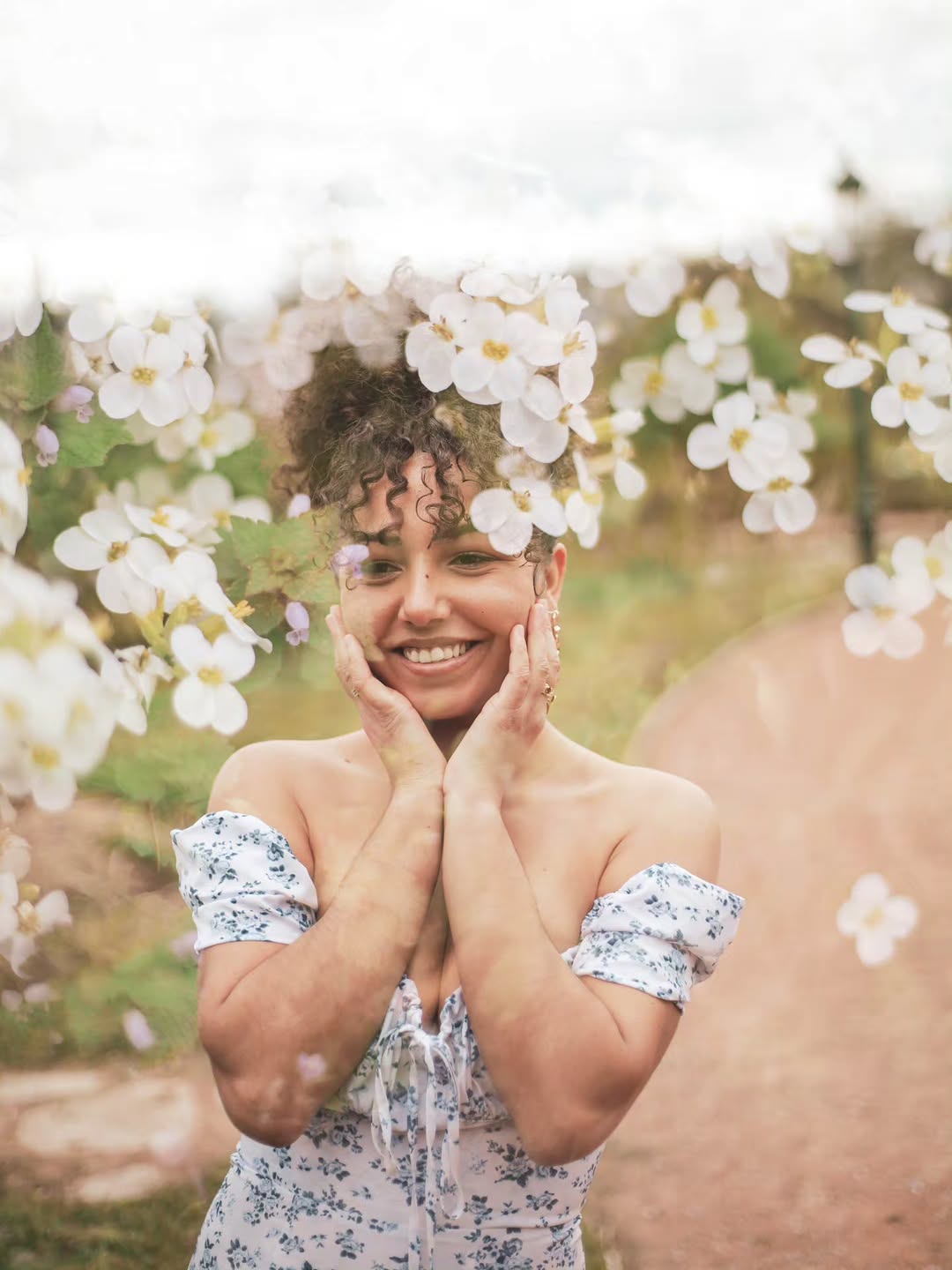 Je repartage un cliché de la technique de la double exposition que j'aime tant 🤍 mélanger les fleurs avec des portraits