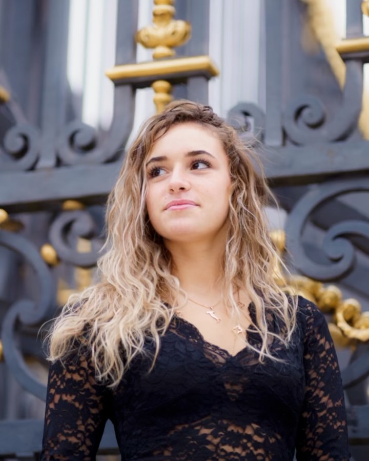 NOUVEAU SHOOTING PORTRAIT 

On explore un autre style, extérieur et intérieur, pour tester une nouvelle approche !!

🧍‍