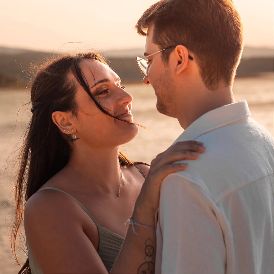 Un merveilleux shooting couple au bord du lac un soir d'été. 🏞☀️

J'aime particulièrement la douceur de ces tons bleus 