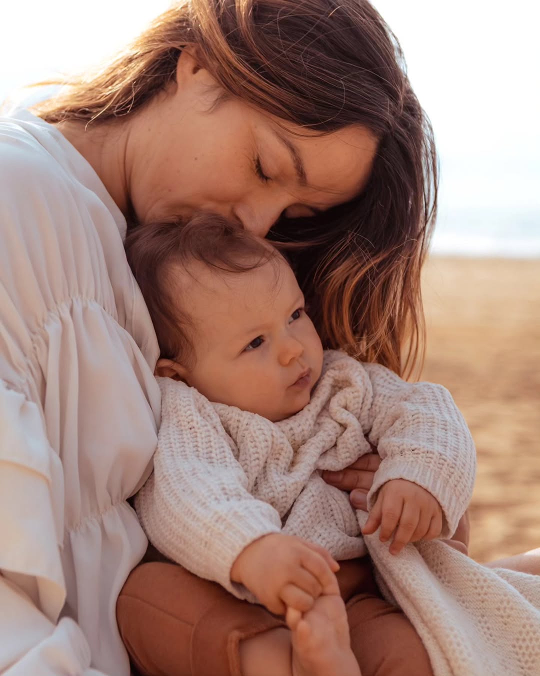 Une séance pleine de douceur et de joie sur la plage avec Inali et sa maman, un moment rien qu'à elles plein d'amour 🤍✨
