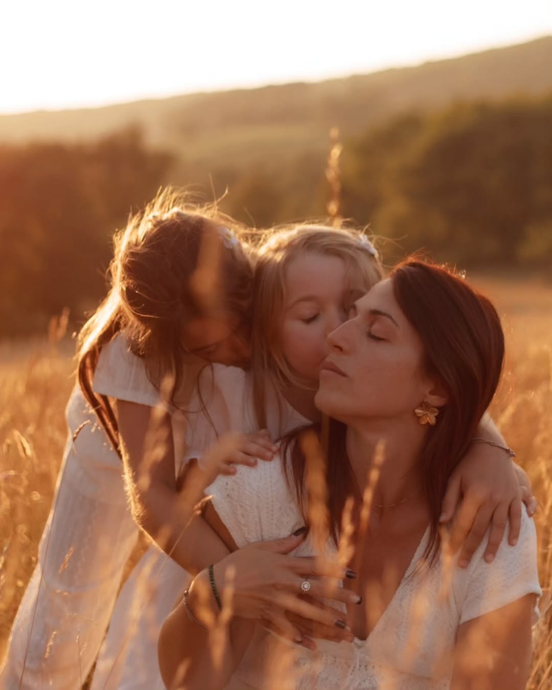 Je vous partage une séance pleine d'amour, un moment suspendu entre Emilie et ses filles, sur les hauteurs des collines 