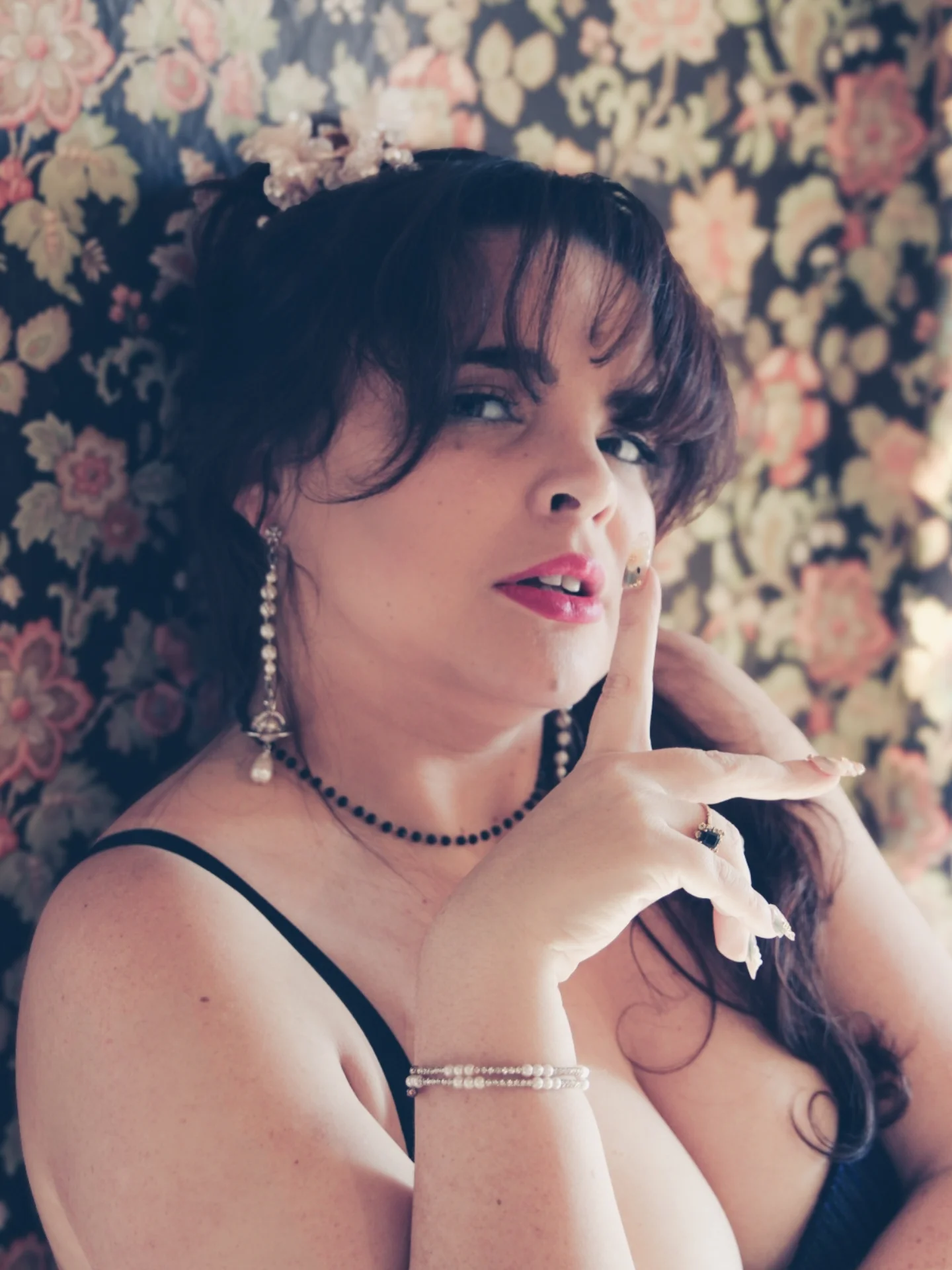 ✨ Claire ✨
Séance boudoir pour la belle Claire. Pour ses 30 ans, la demoiselle voulait marquer le coup en photo et c'es