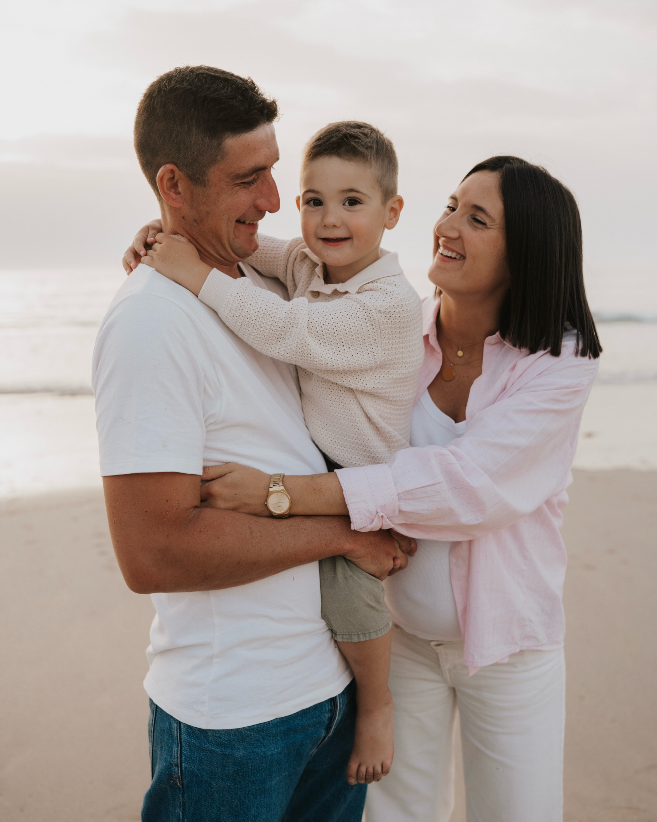 Une séance en famille c’est du mouvement, des rires, des jeux, des câlins volés… vous, simplement. 🧡