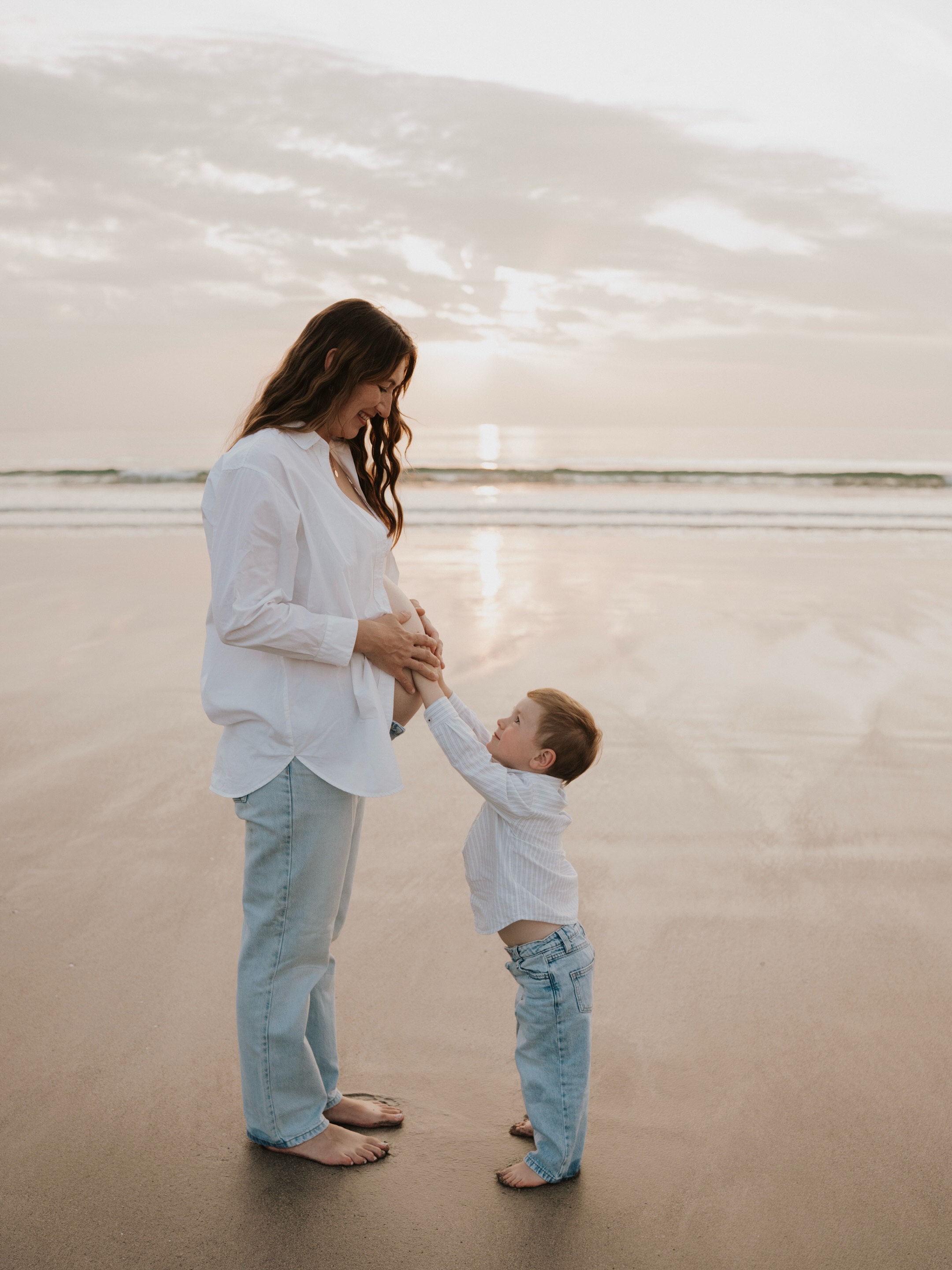Un soir sur la plage, des petites mains impatientes et beaucoup d’amour 🧡