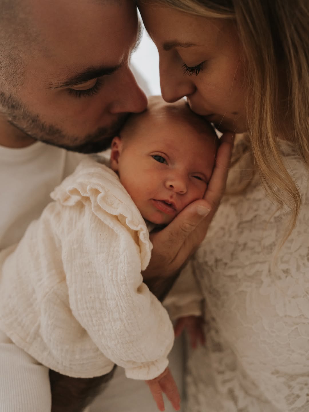 Après des semaines remplies de jolies séances grossesse, c’est maintenant l’avalanche de bébés au studio pour mon plus g