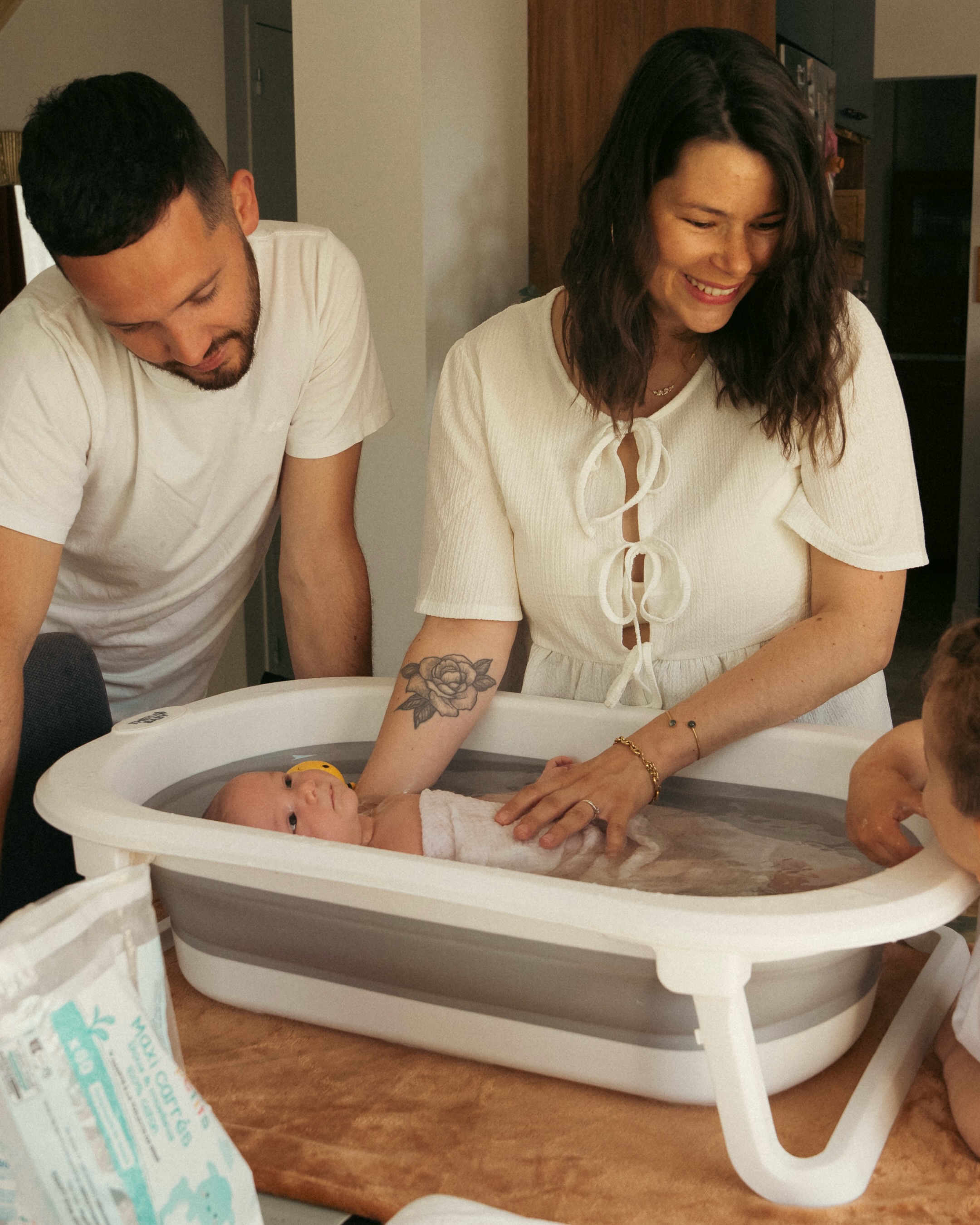 Le bain de bébé supervisé par le grand frère. La pause allaitement. Les jeux dans le jardin. Ce sont ces instants du quo