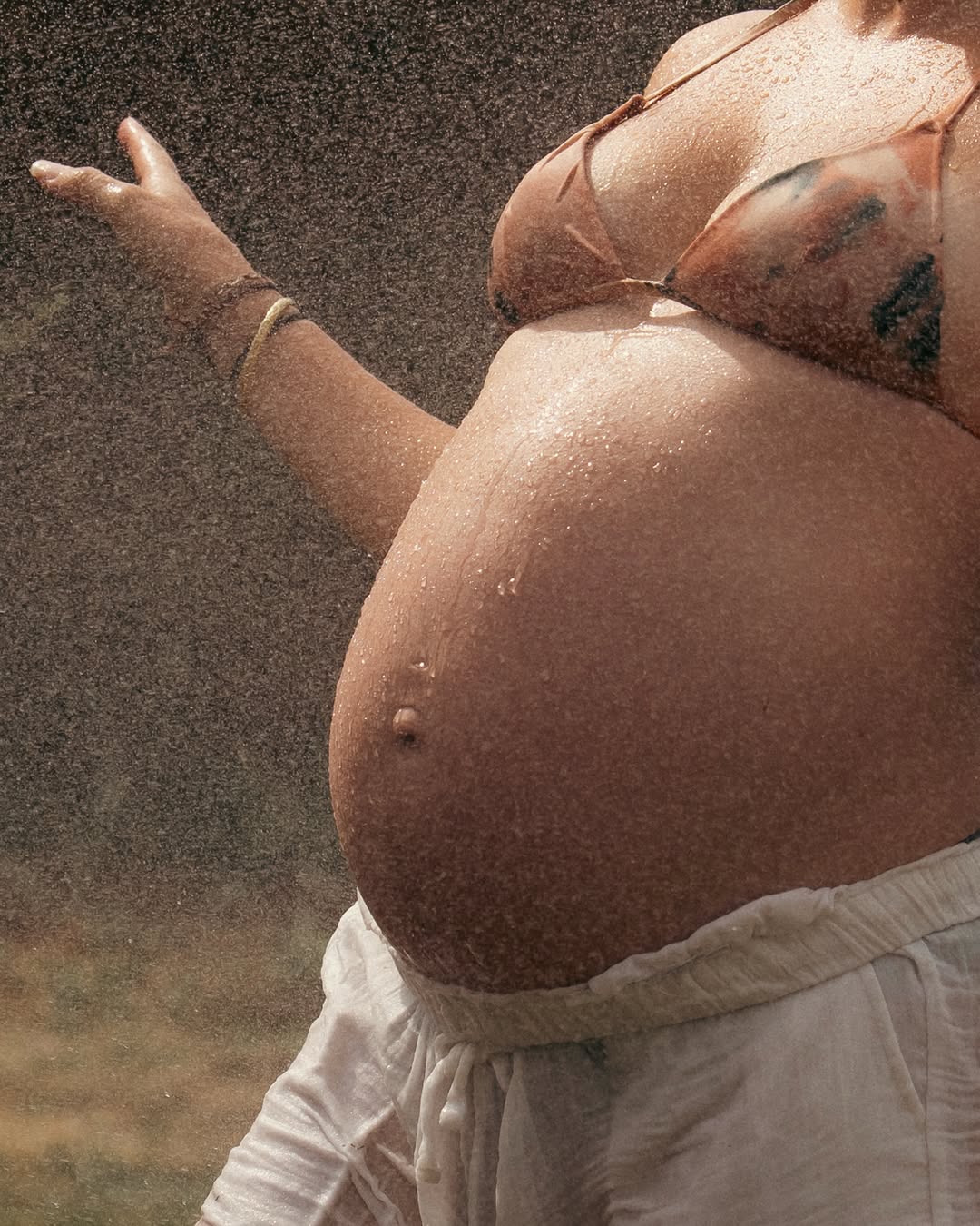 Vos séances grossesse en été 🫰🧡 
•
#photographerennes #photographegrossesse #photographeintimiste #reportagefamille #p