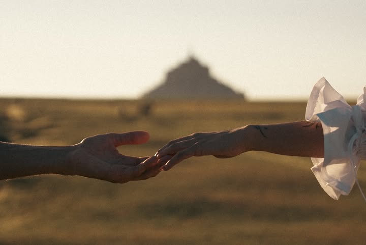 Une photo, une seule. 
•
Moi c’est Cassandre, photographe de l’intime et du féminin, je documente l’amour, les liens, la