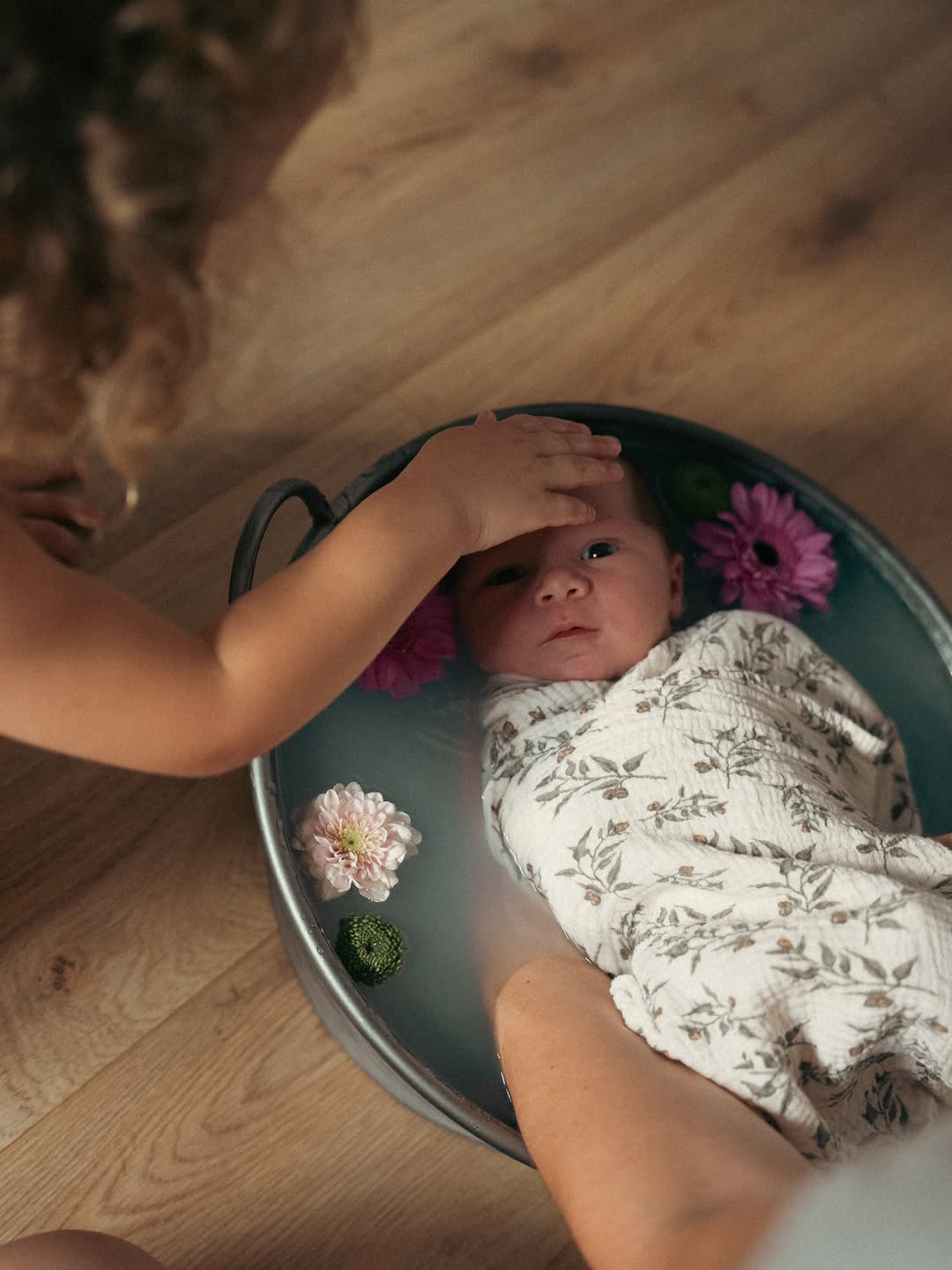 Un joli bain à la maison, avec la grande sœur à la préparation. 🌸
•
Moi c’est Cassandre, photographe de l’intime et du 