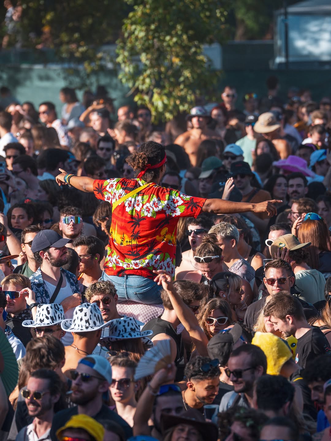MADAME LOYAL × ELEKTRIC PARK — LES FESTIVALIERS

Un festival, ce ne sont pas seulement des scènes et des artistes.

Ce s