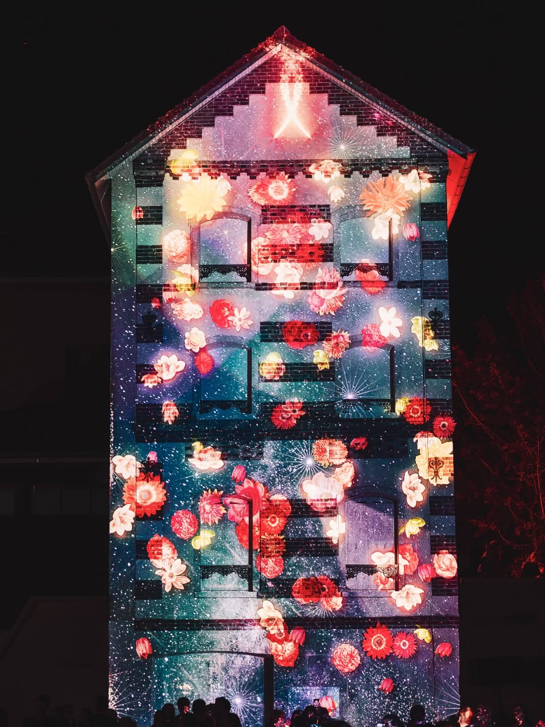𝗠𝗼𝗻𝗲𝘁, 𝗷𝗮𝗿𝗱𝗶𝗻 𝗿𝗲̂𝘃𝗲́.

Le temps d’un week-end, le Hameau Fournaise s’est transformé sous les lumières du 