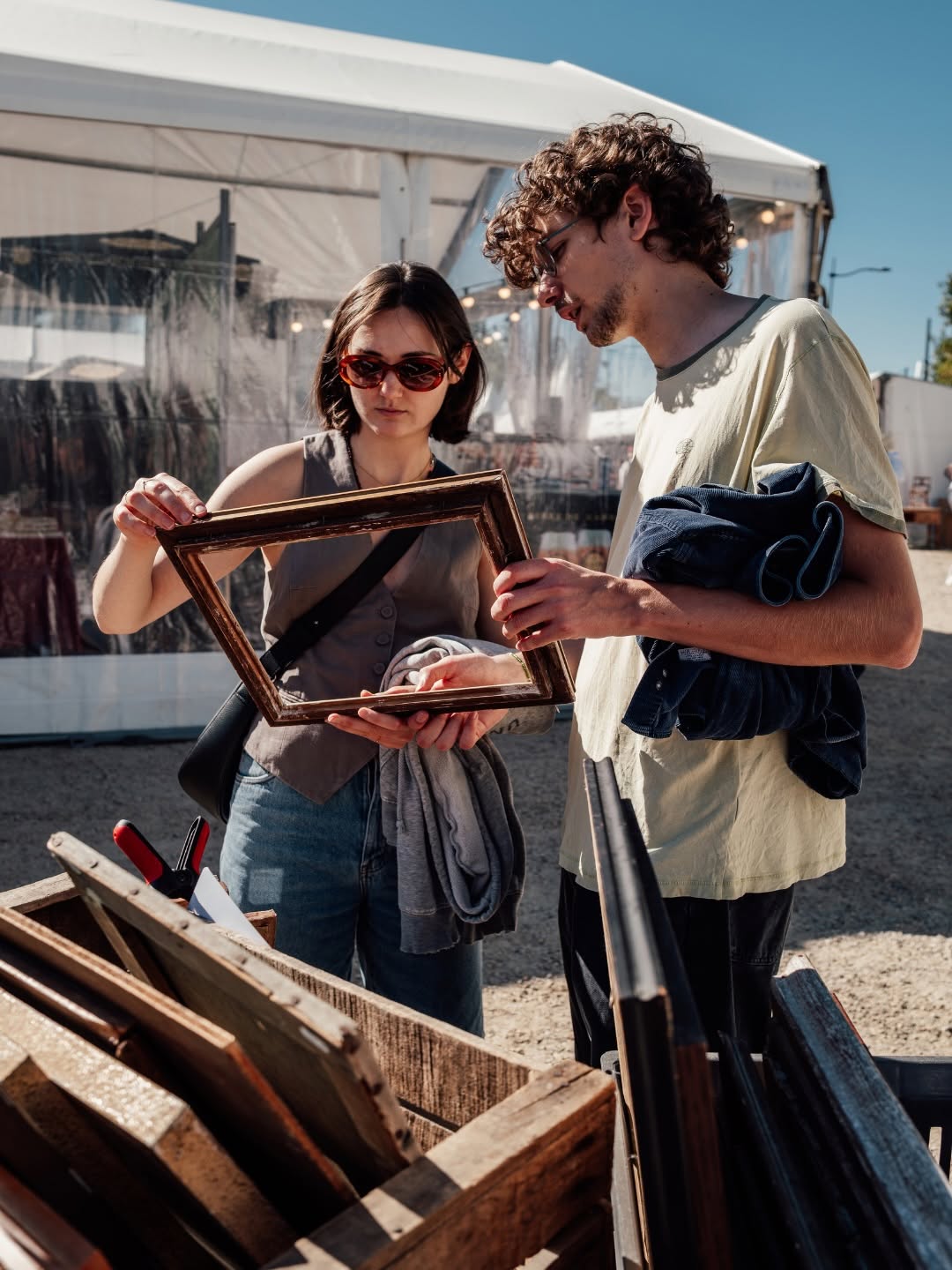 Déambulation au cœur de la @foiredechatou, l’une des plus importantes foires d’Antiquités-Brocante de France. Ici, chaqu