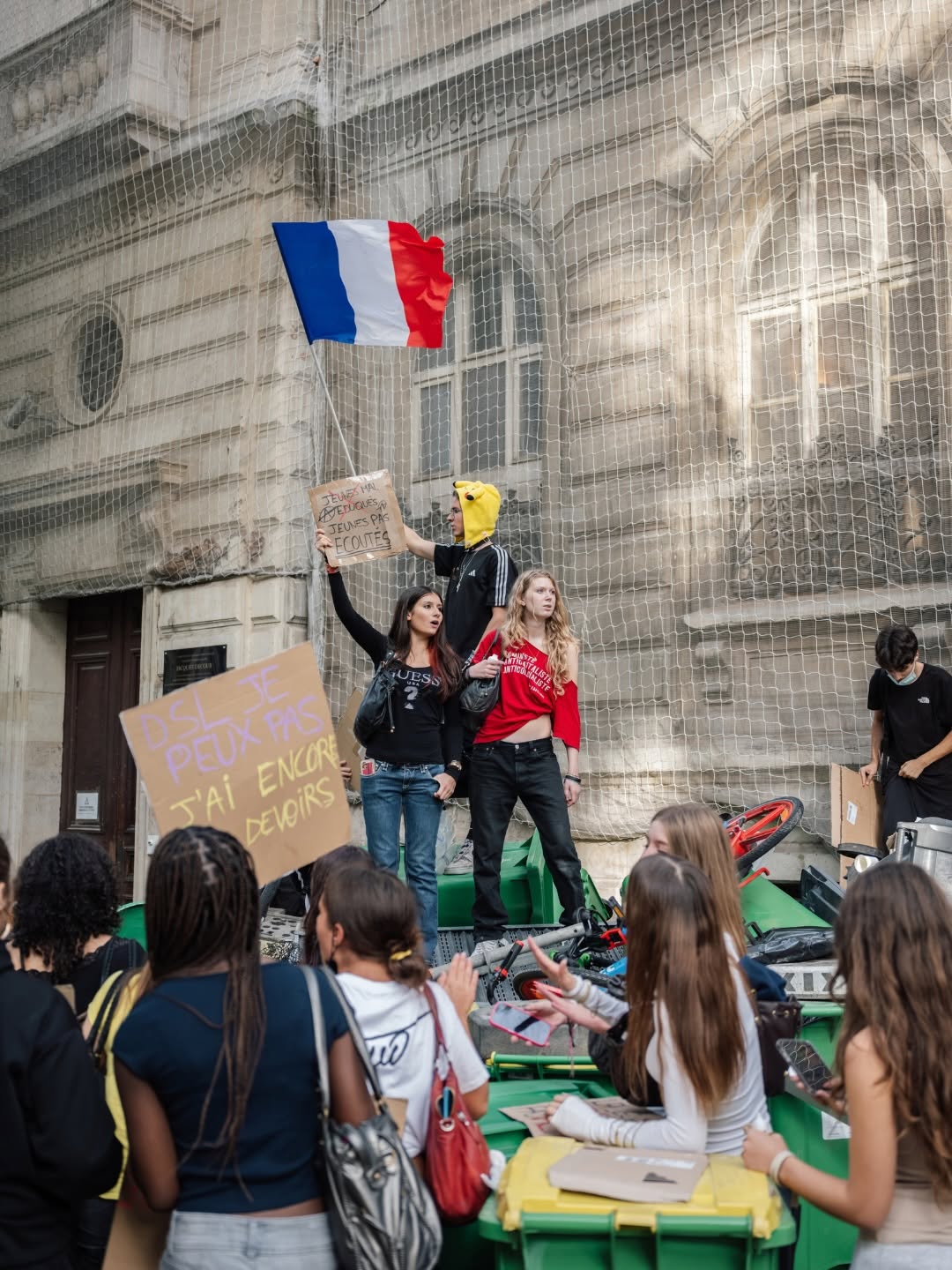 Ce jeudi 1er octobre 2026, le mouvement de blocage des lycées se poursuit en France, notamment à Paris, en soutien aux é