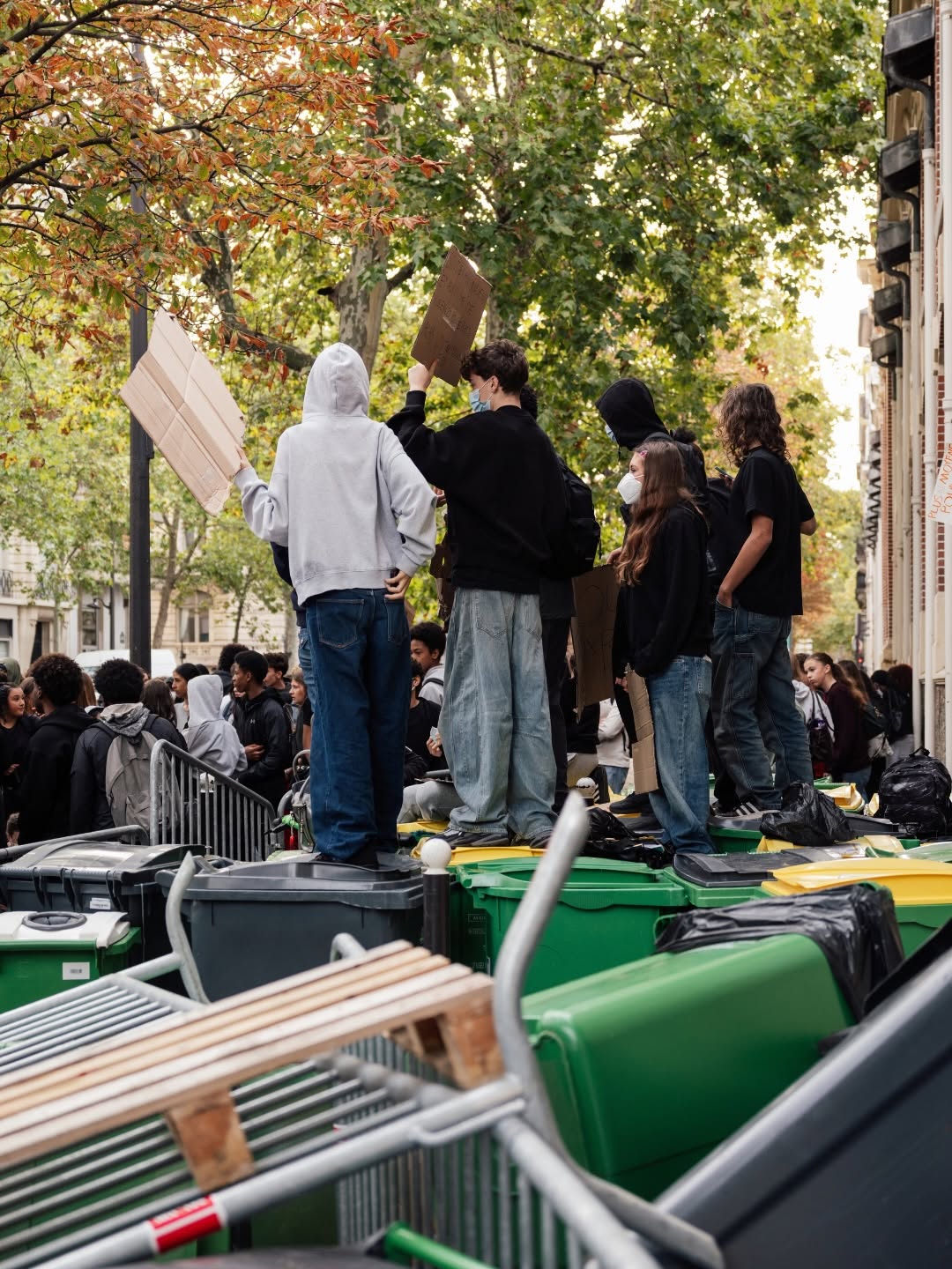 Ce vendredi 2 octobre 2026, la mobilisation lycéenne se poursuit à Paris. Au lycée Carnot, dans le 17ᵉ arrondissement, l