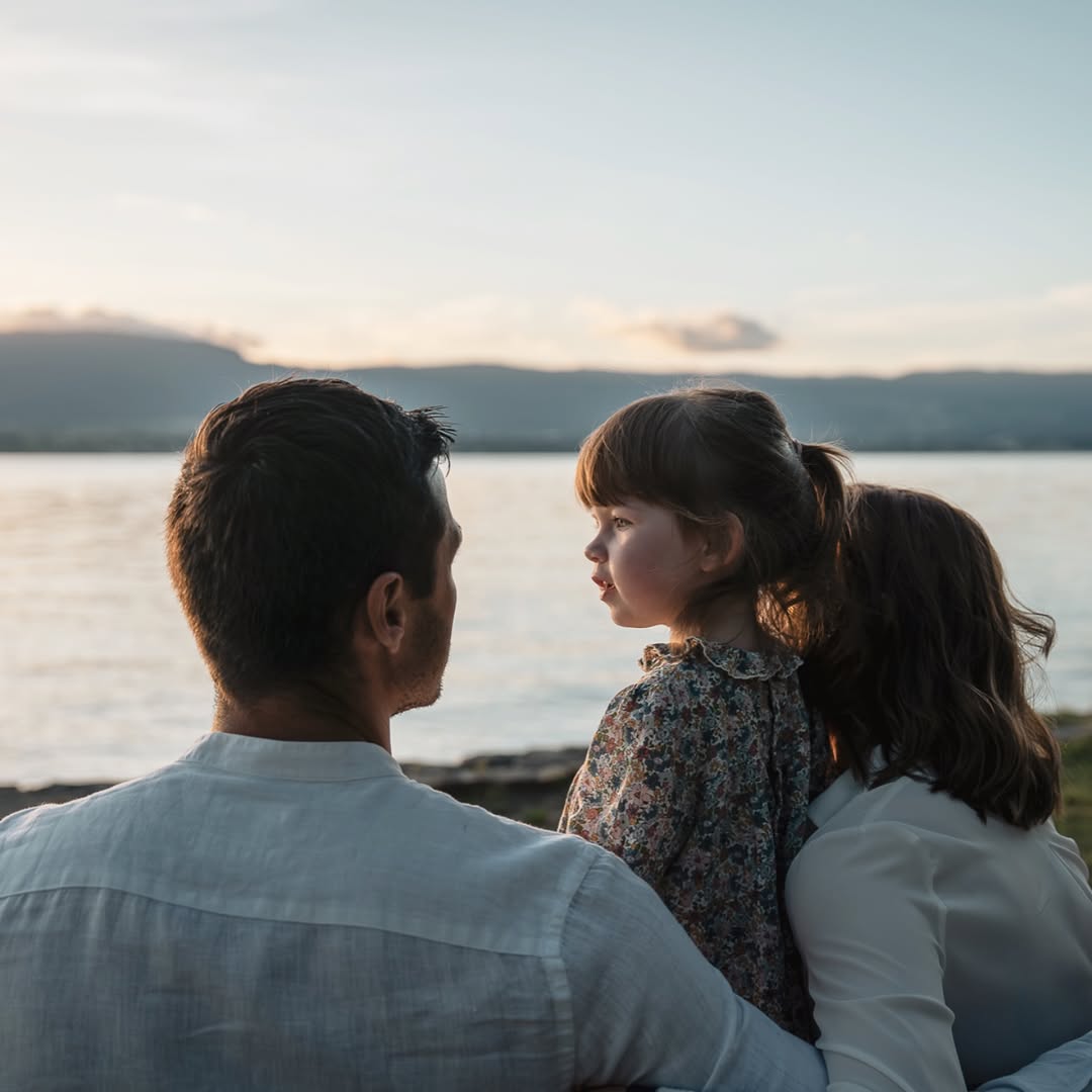 Une soirée en famille, des regards, et le plaisir d’apprécier le coucher du soleil, tout simplement. 🤍
#photographief