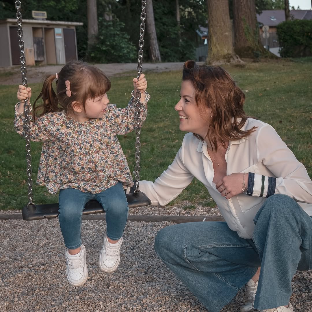La complicité, ces petits moments qui n’appartiennent qu’à vous. 🤍
Un rire, un regard, un câlin… des instants simples