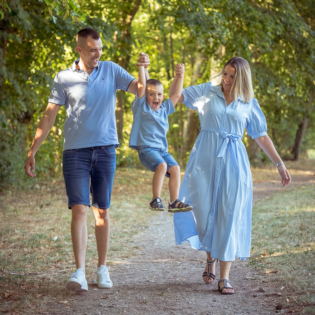 Et si un portrait de famille, c’était simplement vous ? 🤍
Courir, jouer, rire, se faire des câlins… pas besoin de rest