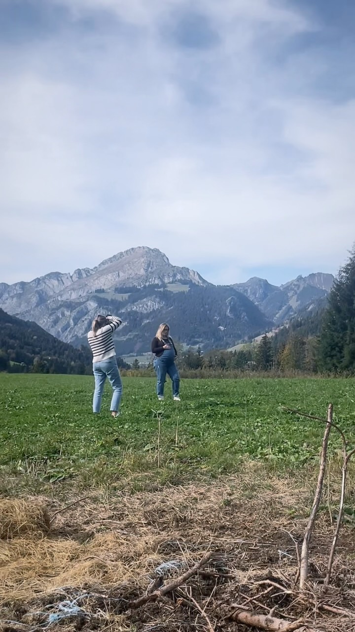Une parenthèse entre sommets et vie à la ferme. 🏔️🤍
Un shooting grossesse au cœur de la montagne, des instants précie