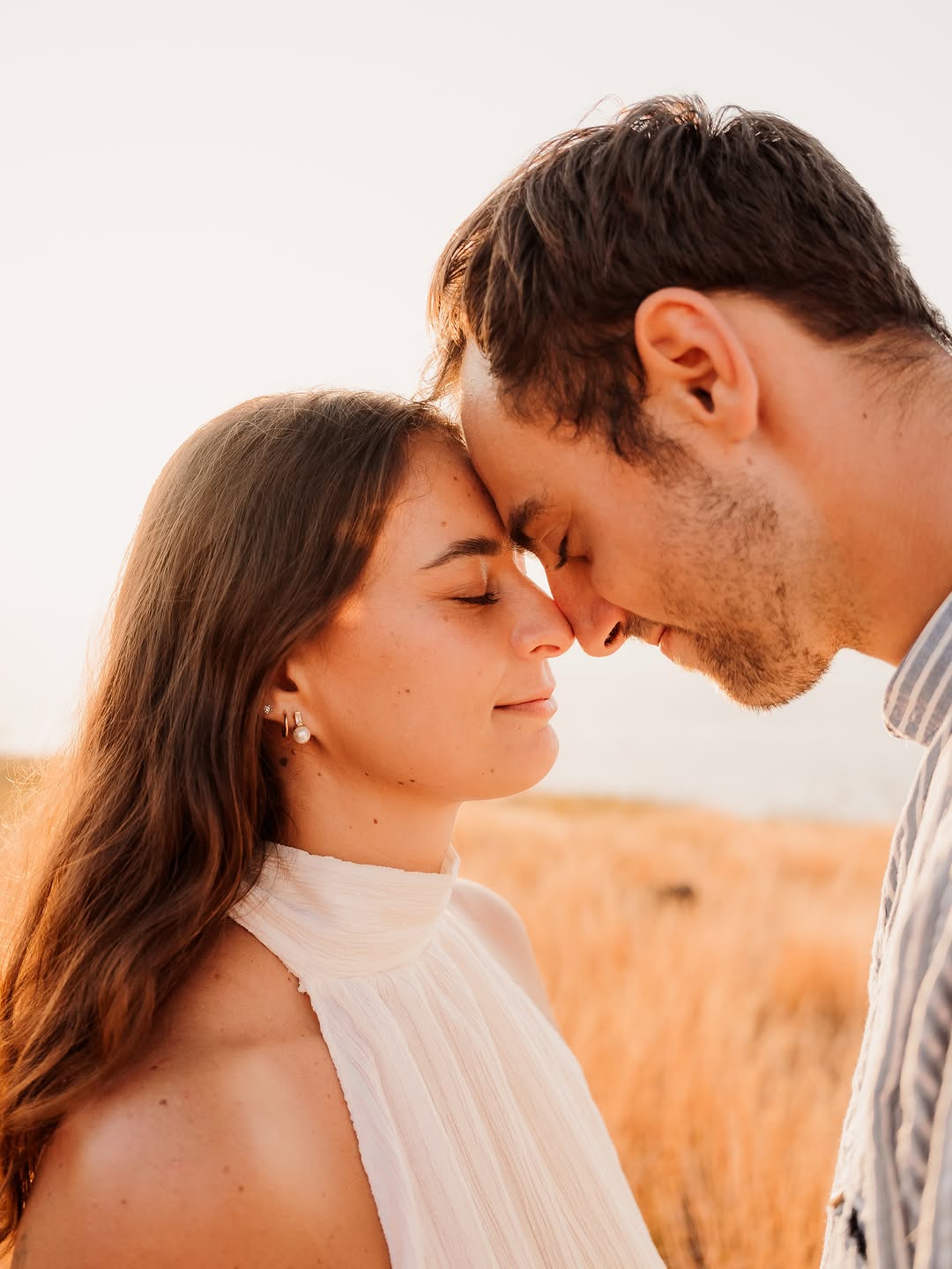 Plus que quelques semaines avant leur grand jour ! 💫
Un petit aperçu de leur shooting d’engagement de juin à la Savane