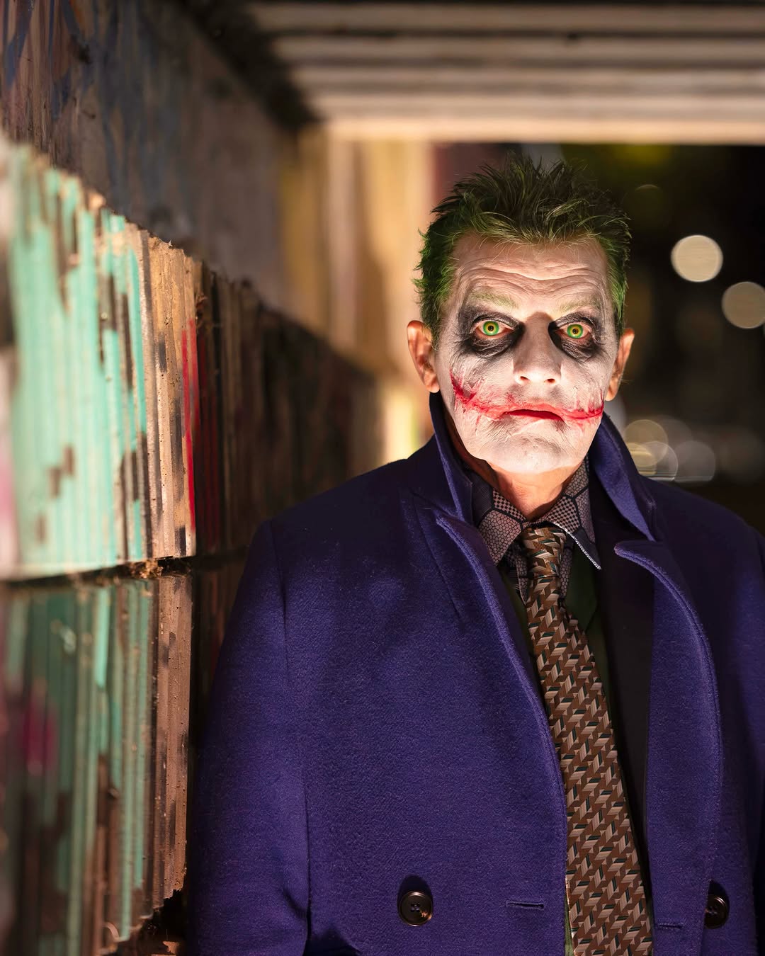 🃏 DEVENEZ LE JOKER POUR HALLOWEEN 🎃

Un regard intense, un sourire inquiétant, un maquillage haut en couleur… Entrez d