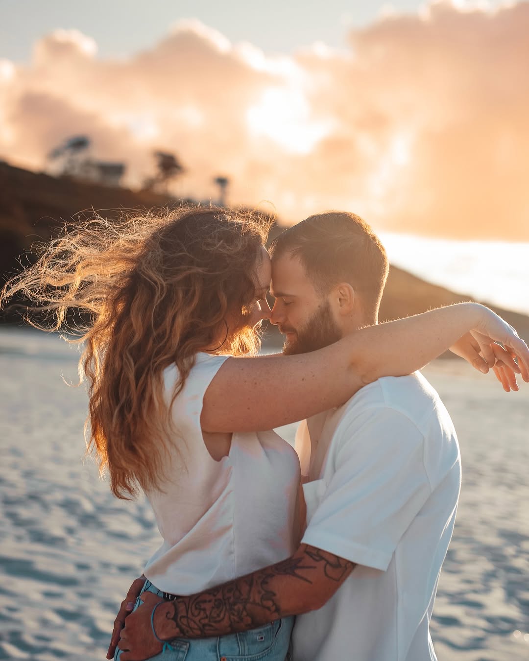 Une jolie séance couple au coucher du soleil avec Anouk & Kevin 🧡
On a eu la chance incroyable d'avoir ce ciel de feu